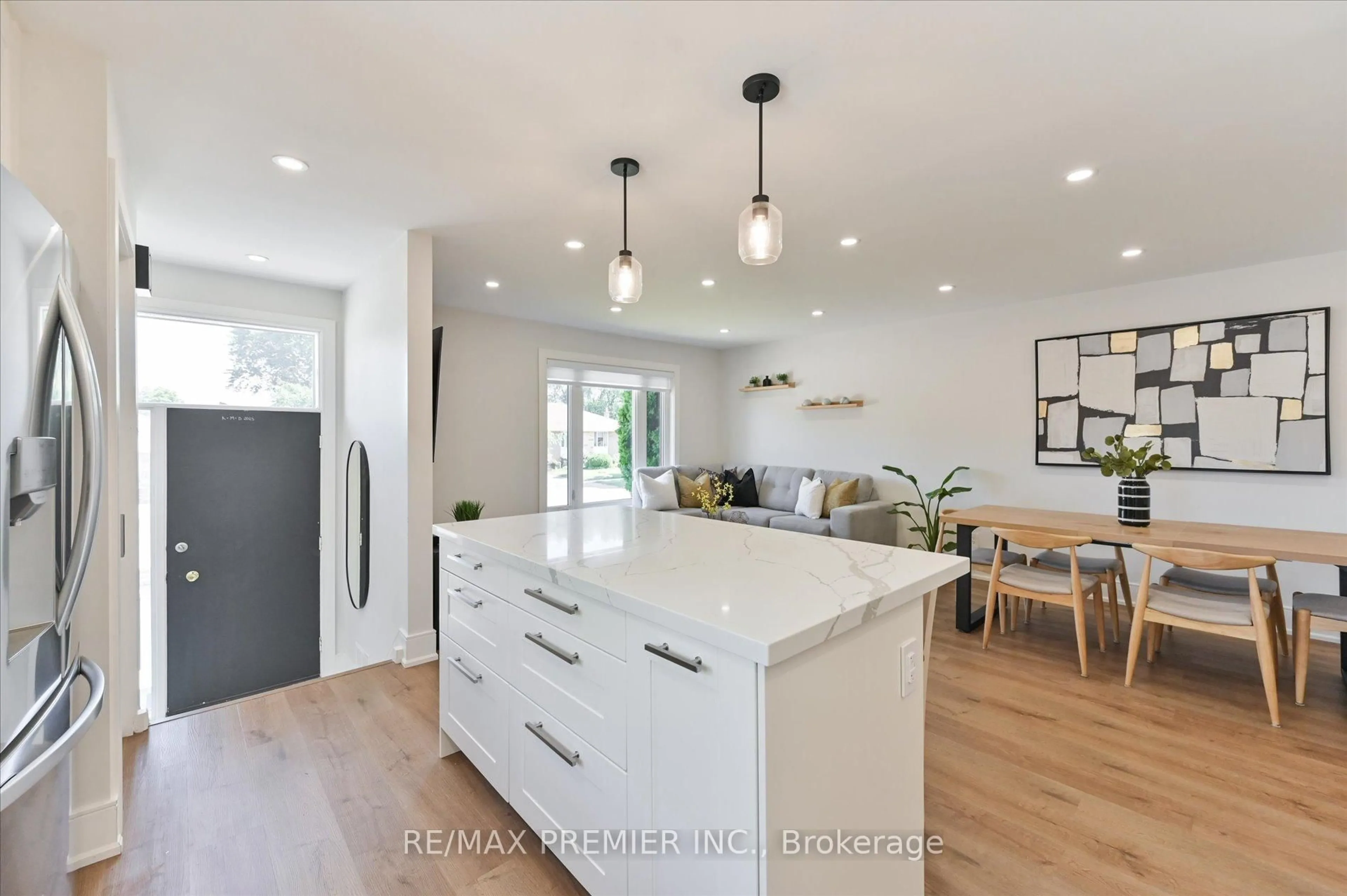 Open concept kitchen, unknown for 2461 Padstow Cres, Mississauga Ontario L5J 2G2