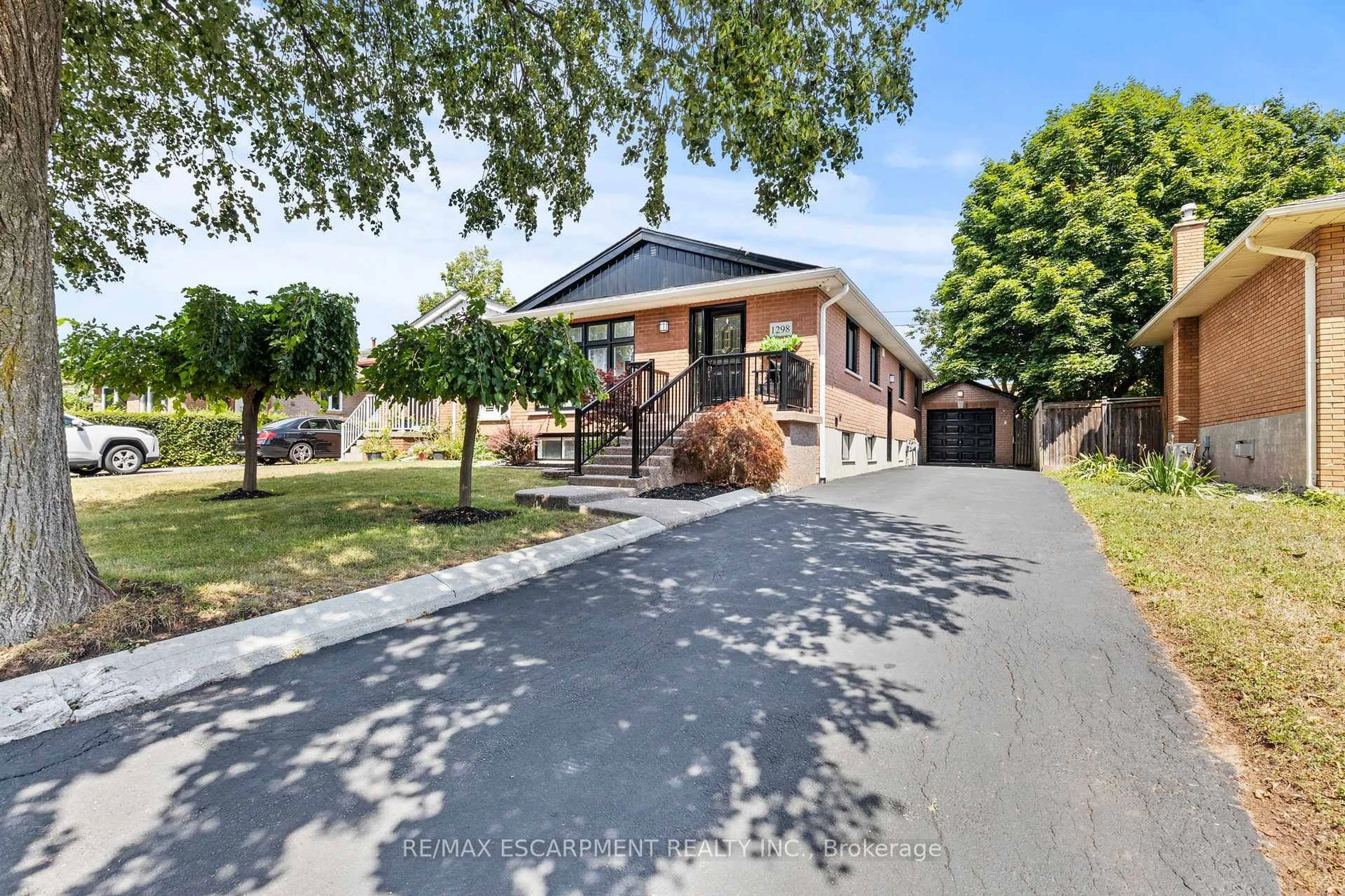 A pic from outside/outdoor area/front of a property/back of a property/a pic from drone, street for 1298 Napier Cres, Oakville Ontario L6H 2A4
