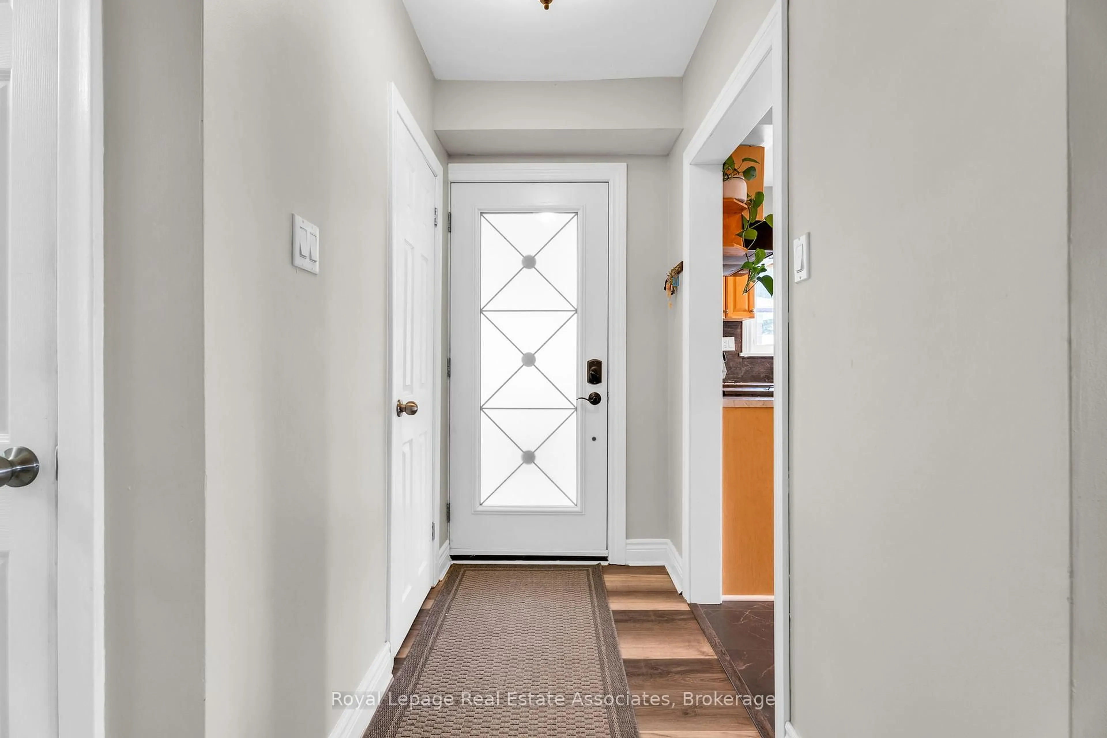 Indoor entryway for 21 Bairstow Cres, Halton Hills Ontario L7G 1L9