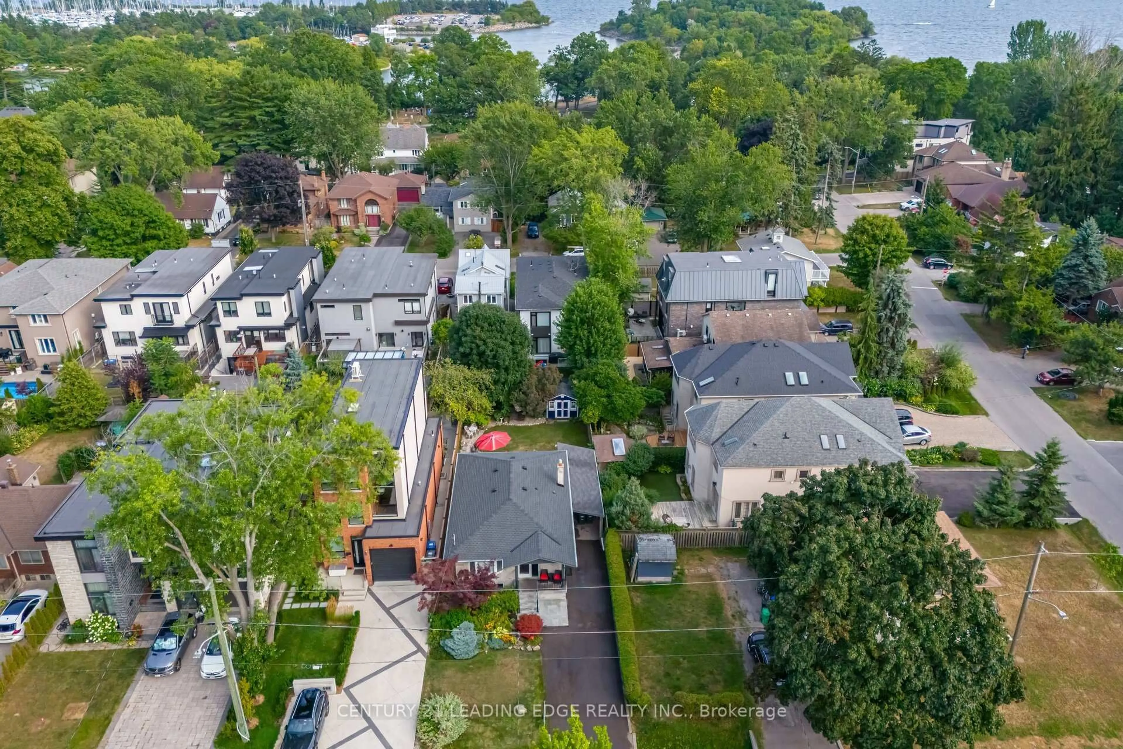 A pic from outside/outdoor area/front of a property/back of a property/a pic from drone, street for 586 Curzon Ave, Mississauga Ontario L5G 1P9