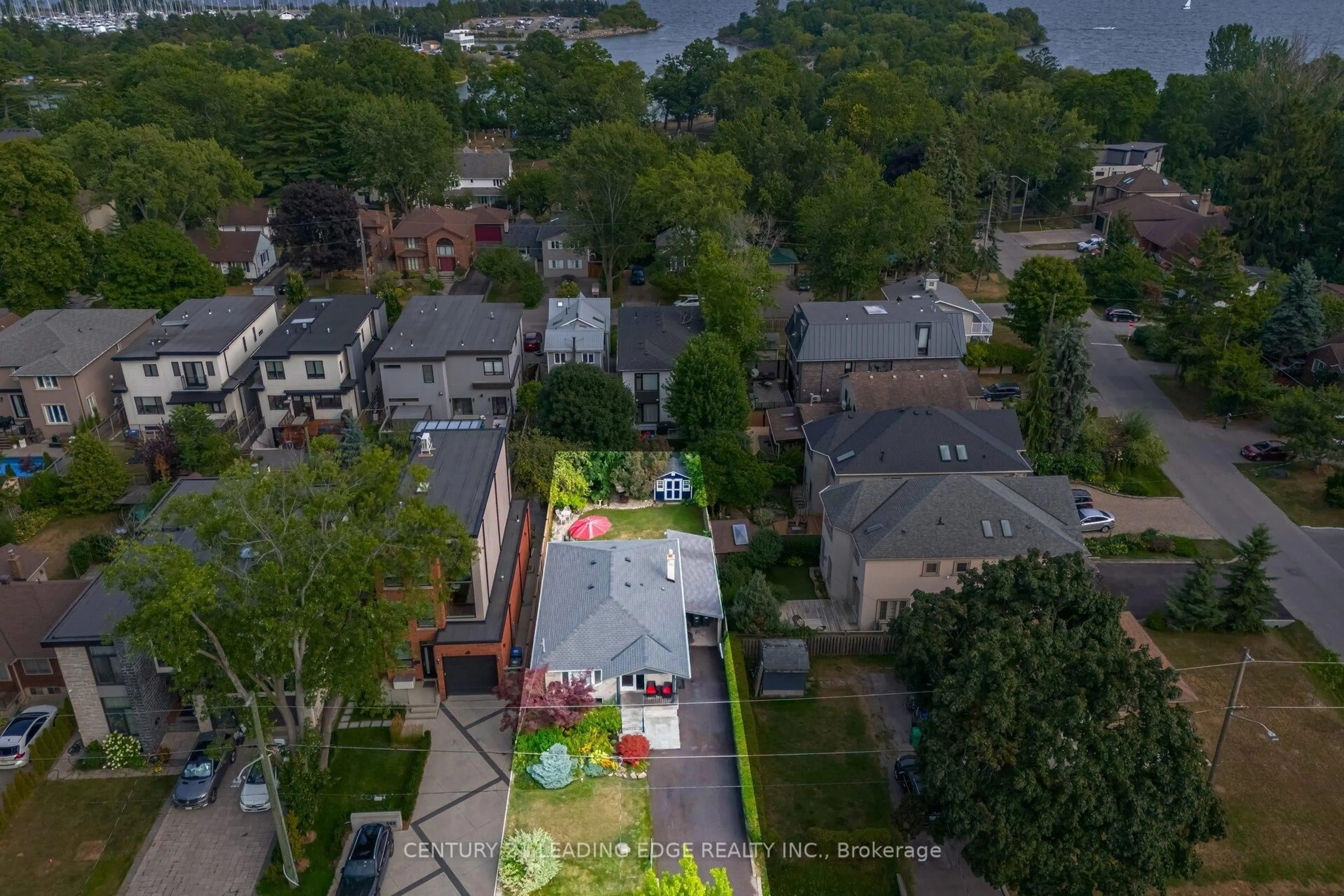A pic from outside/outdoor area/front of a property/back of a property/a pic from drone, unknown for 586 Curzon Ave, Mississauga Ontario L5G 1P9