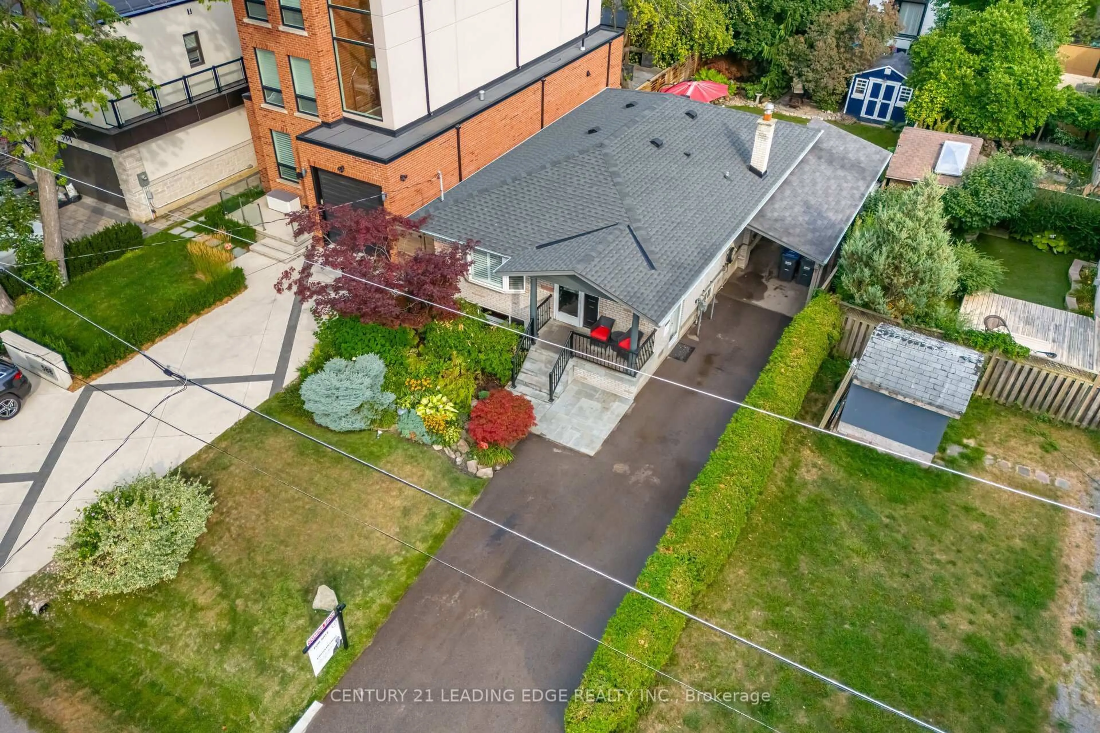 A pic from outside/outdoor area/front of a property/back of a property/a pic from drone, street for 586 Curzon Ave, Mississauga Ontario L5G 1P9