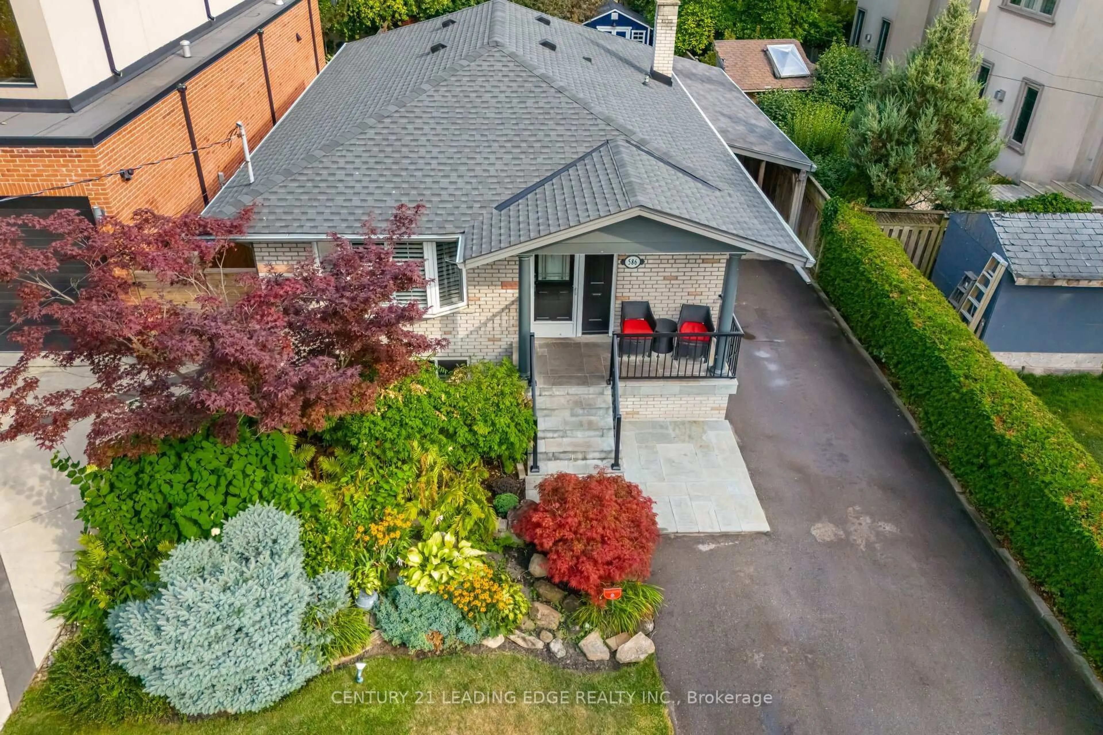 A pic from outside/outdoor area/front of a property/back of a property/a pic from drone, street for 586 Curzon Ave, Mississauga Ontario L5G 1P9