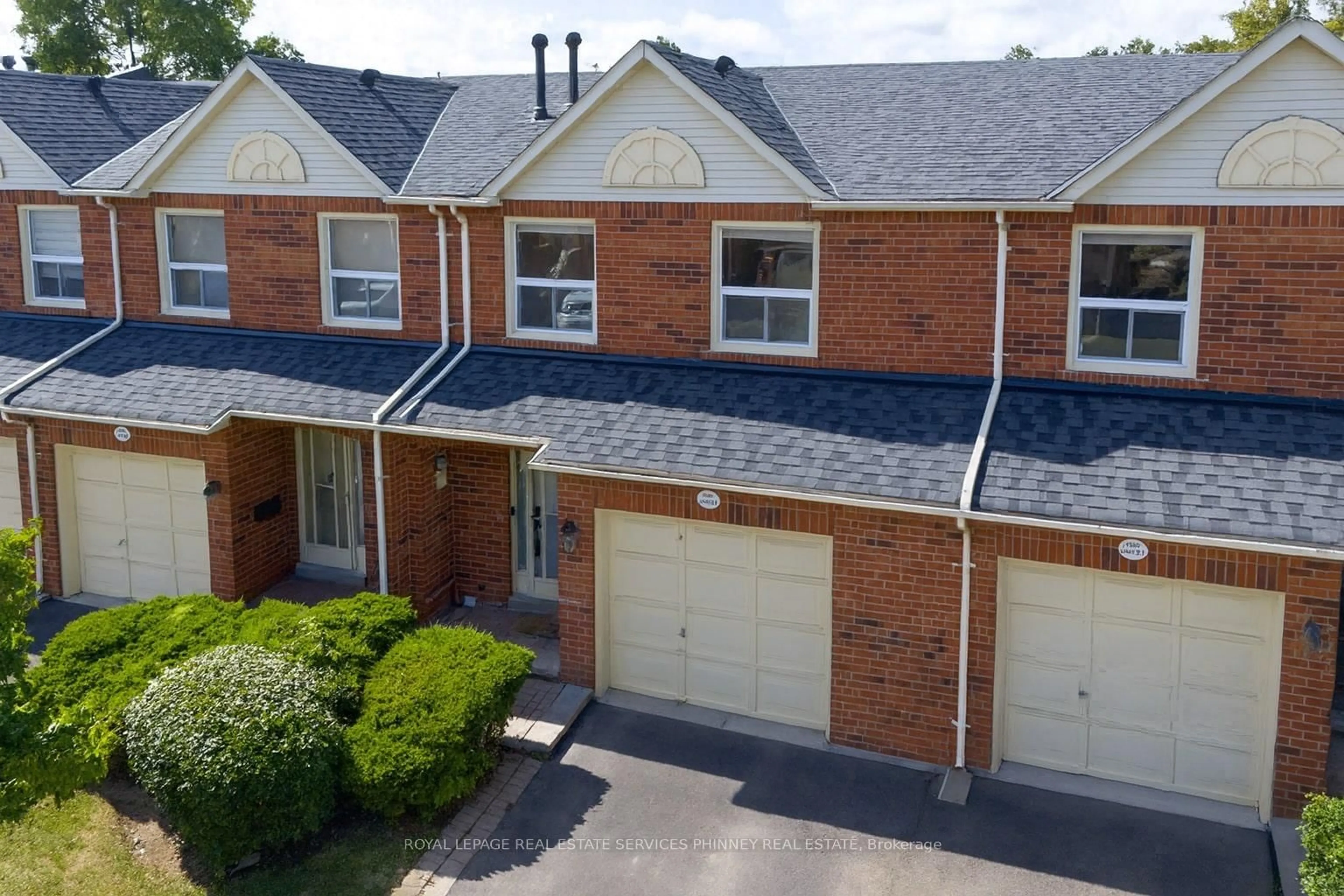 A pic from outside/outdoor area/front of a property/back of a property/a pic from drone, street for 1580 Reeves Gate #31, Oakville Ontario L6M 3J3