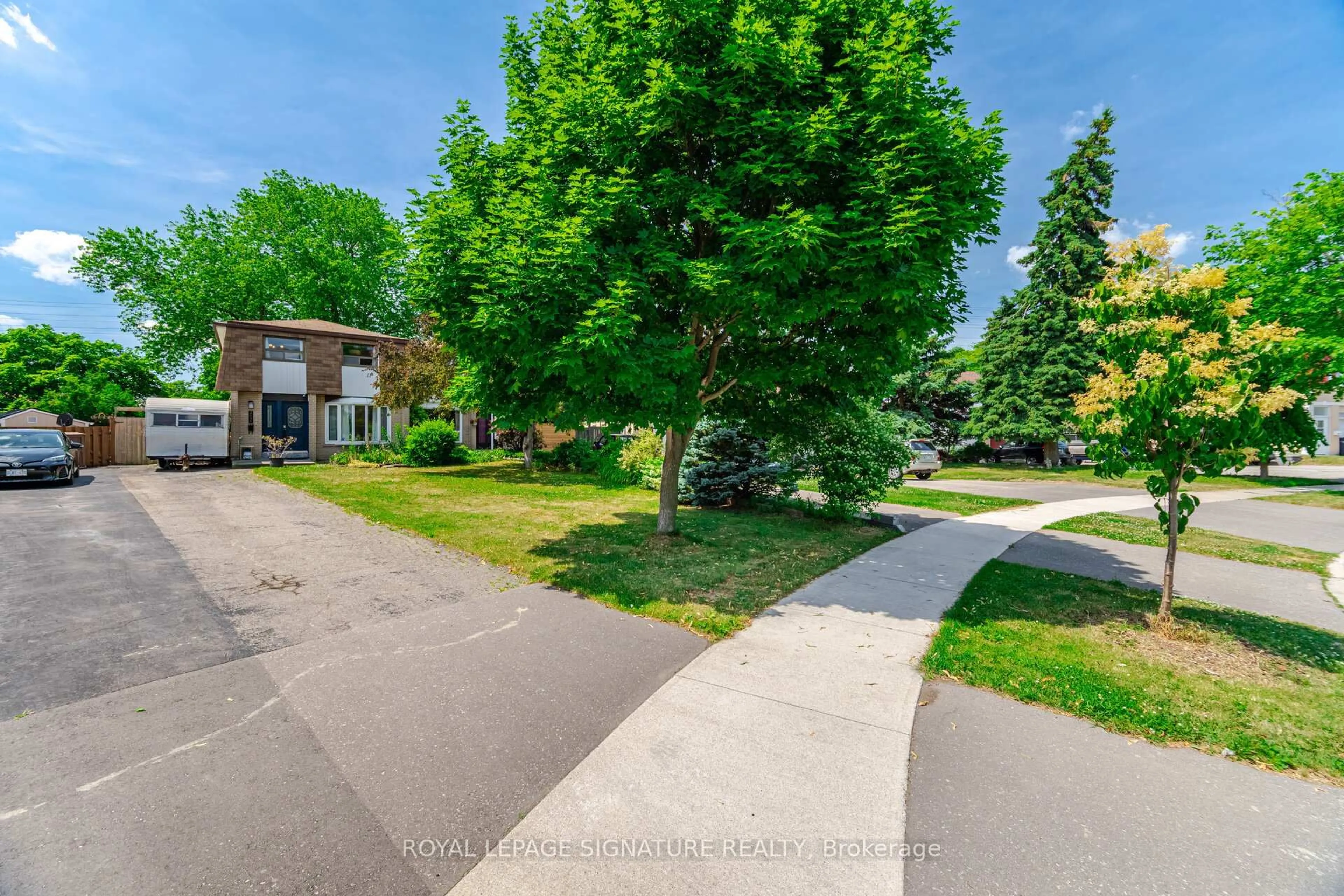 A pic from outside/outdoor area/front of a property/back of a property/a pic from drone, street for 2698 Lundene Rd, Mississauga Ontario L5J 3Z1