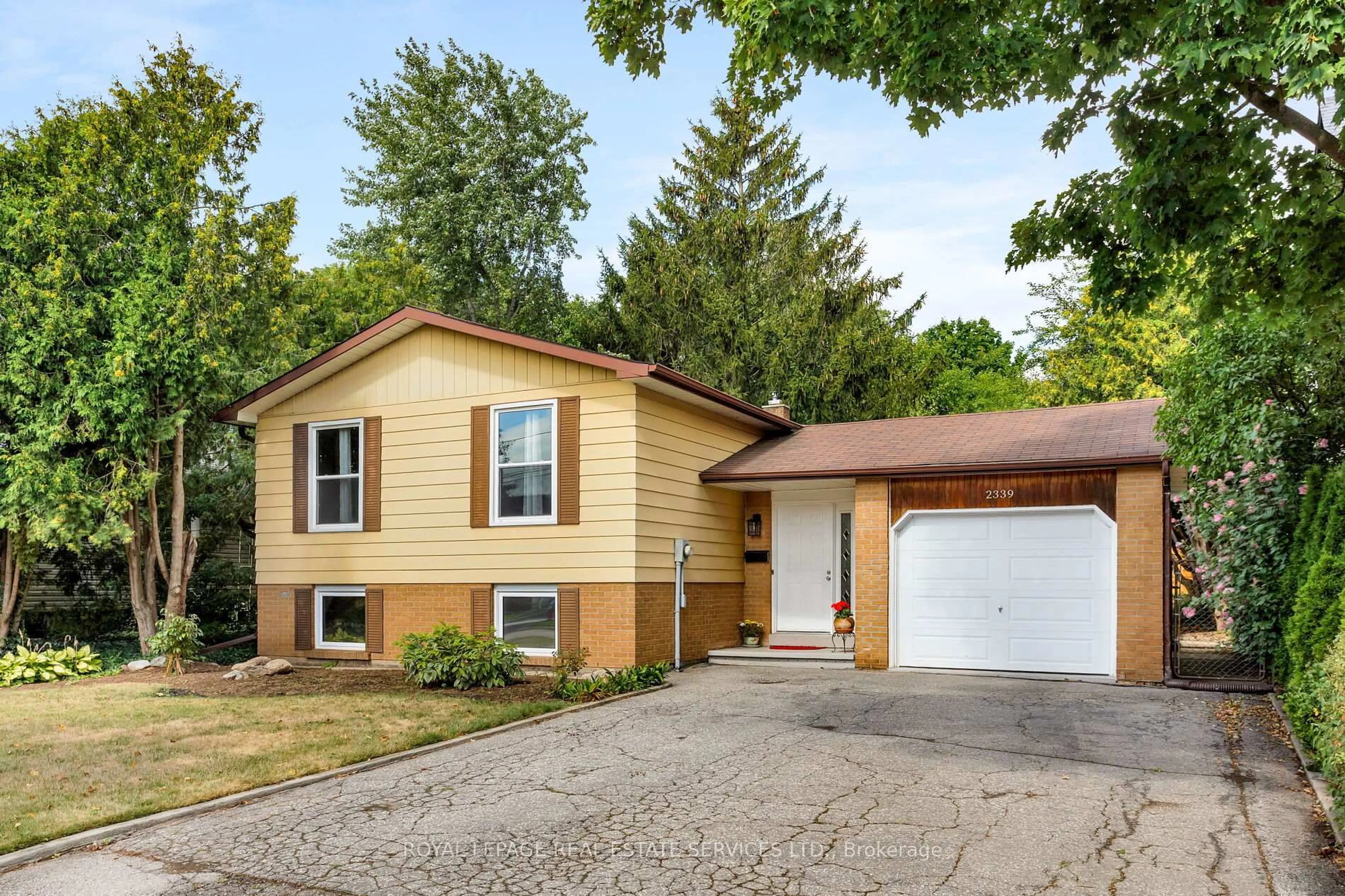 Home with vinyl exterior material, street for 2339 Hixon St, Oakville Ontario L6L 1T7