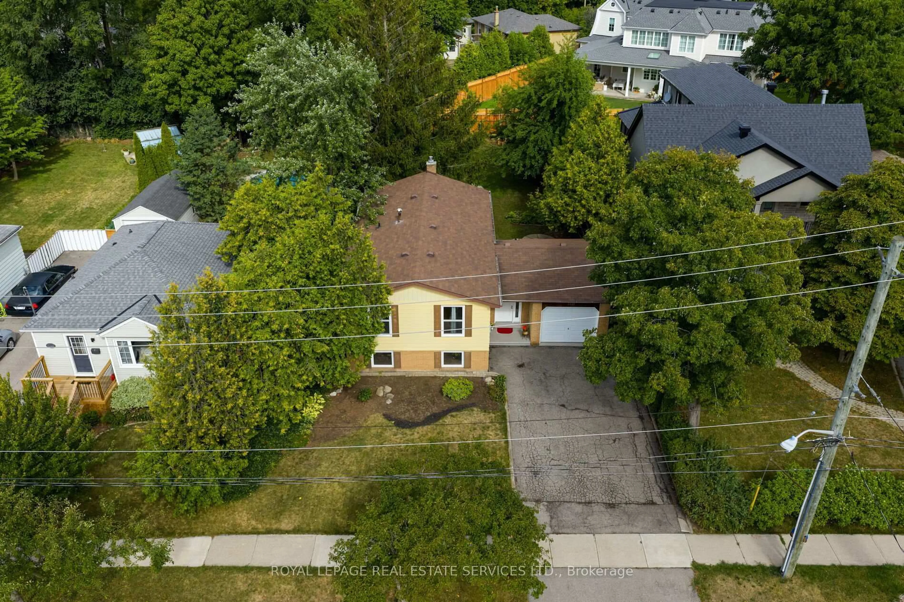 A pic from outside/outdoor area/front of a property/back of a property/a pic from drone, street for 2339 Hixon St, Oakville Ontario L6L 1T7
