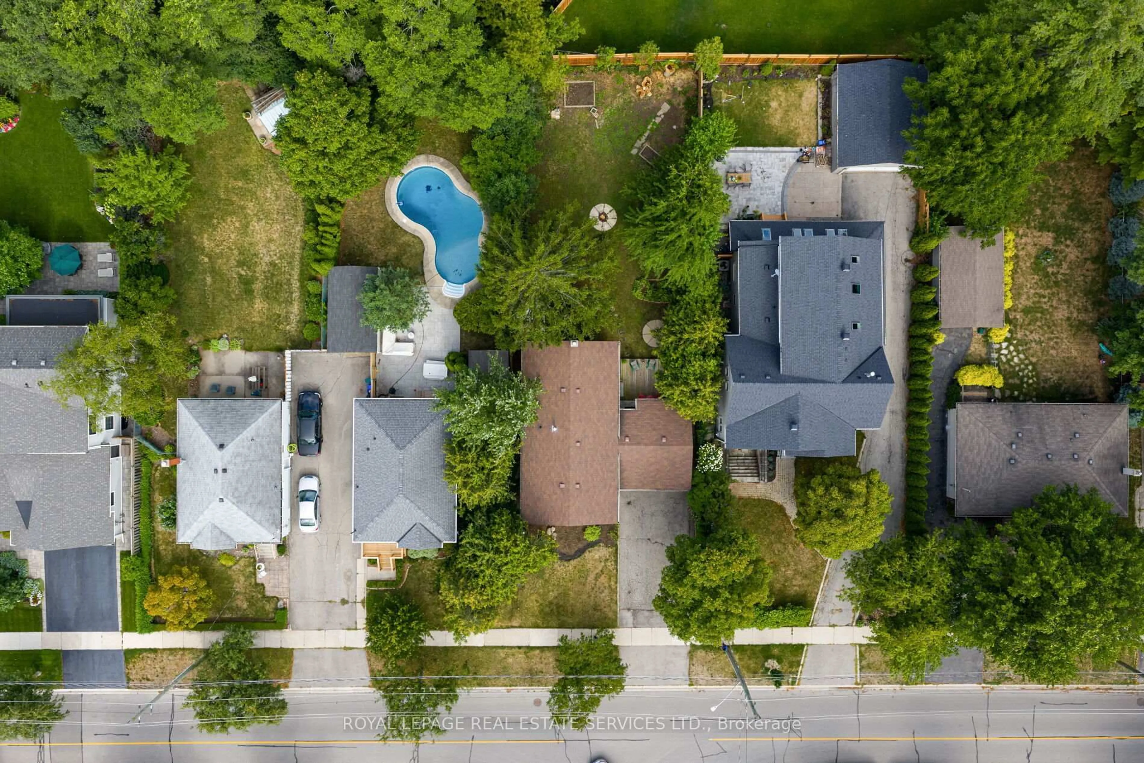 A pic from outside/outdoor area/front of a property/back of a property/a pic from drone, street for 2339 Hixon St, Oakville Ontario L6L 1T7
