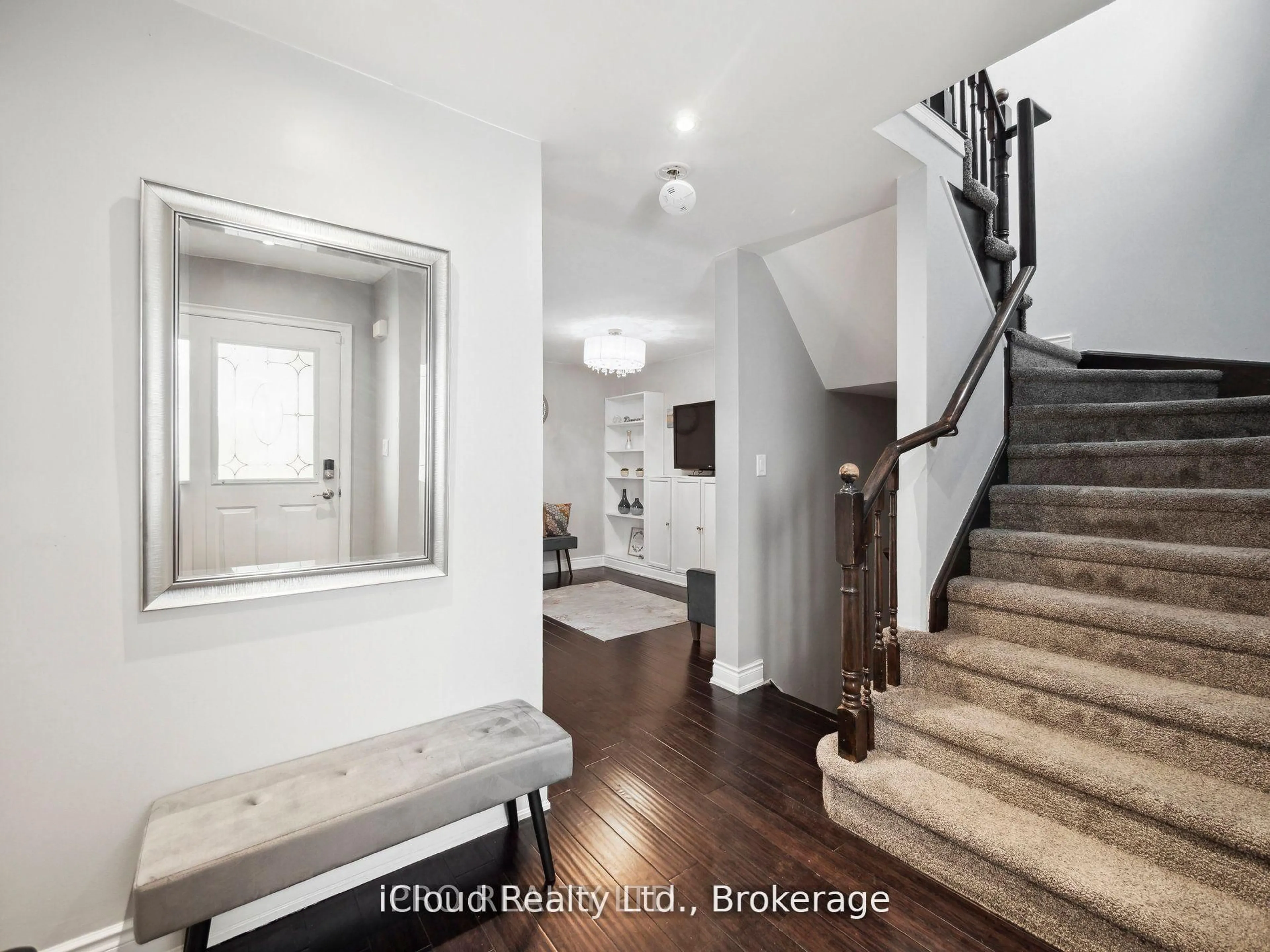 Indoor entryway for 424 Jay Cres, Orangeville Ontario L9W 4Z2