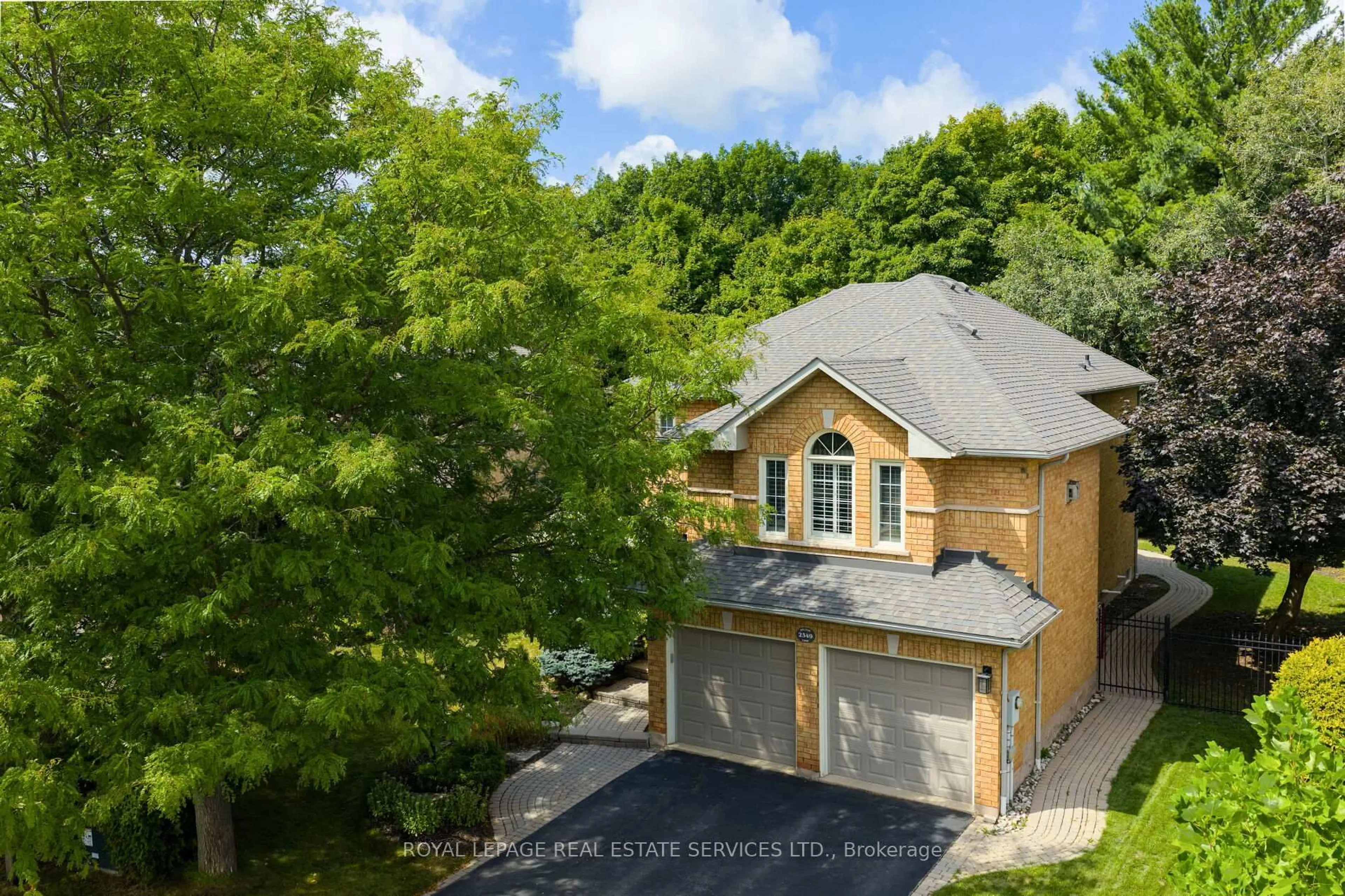 A pic from outside/outdoor area/front of a property/back of a property/a pic from drone, street for 2349 Hilltop Lane, Oakville Ontario L6M 3M9
