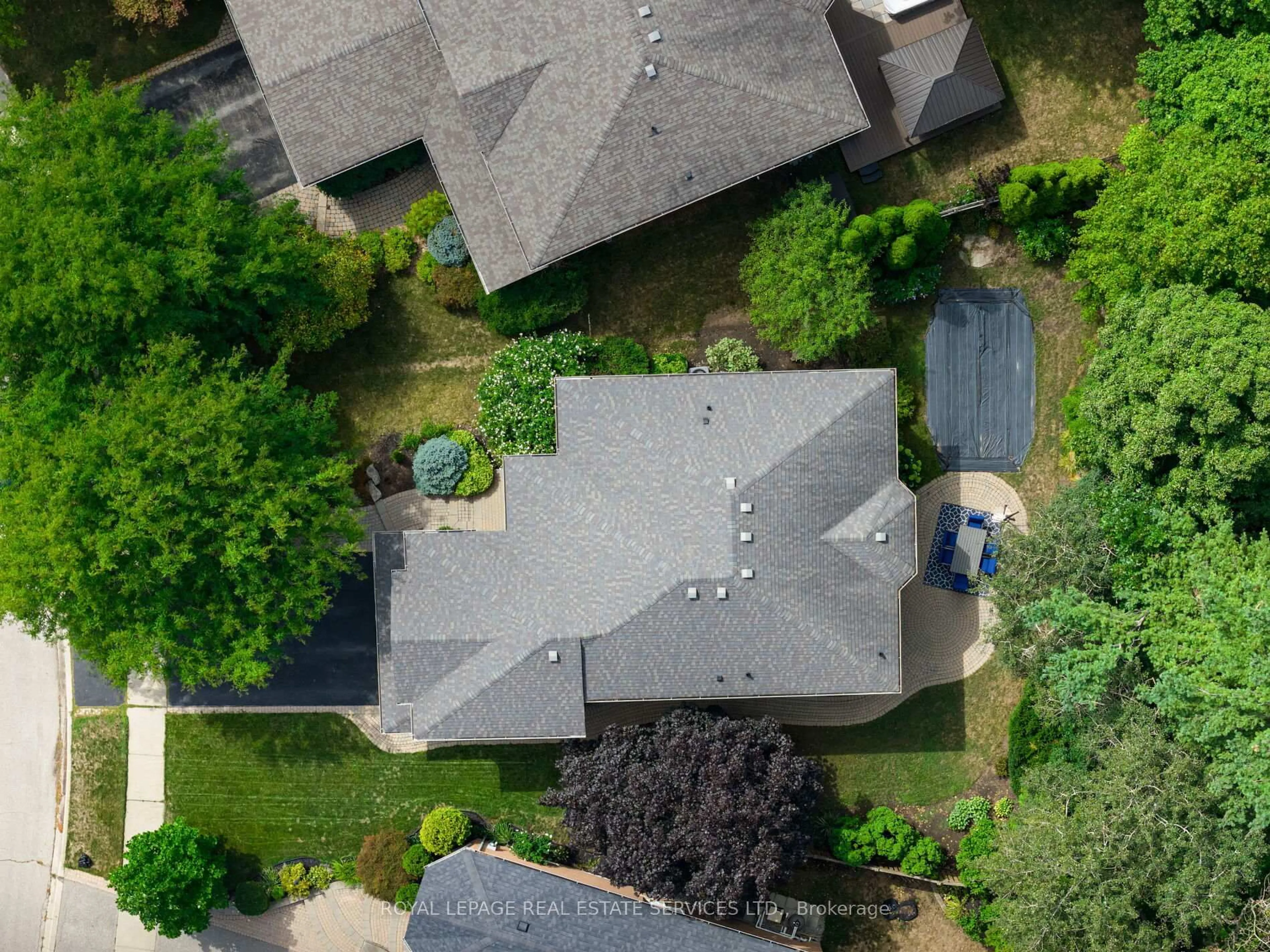 A pic from outside/outdoor area/front of a property/back of a property/a pic from drone, street for 2349 Hilltop Lane, Oakville Ontario L6M 3M9