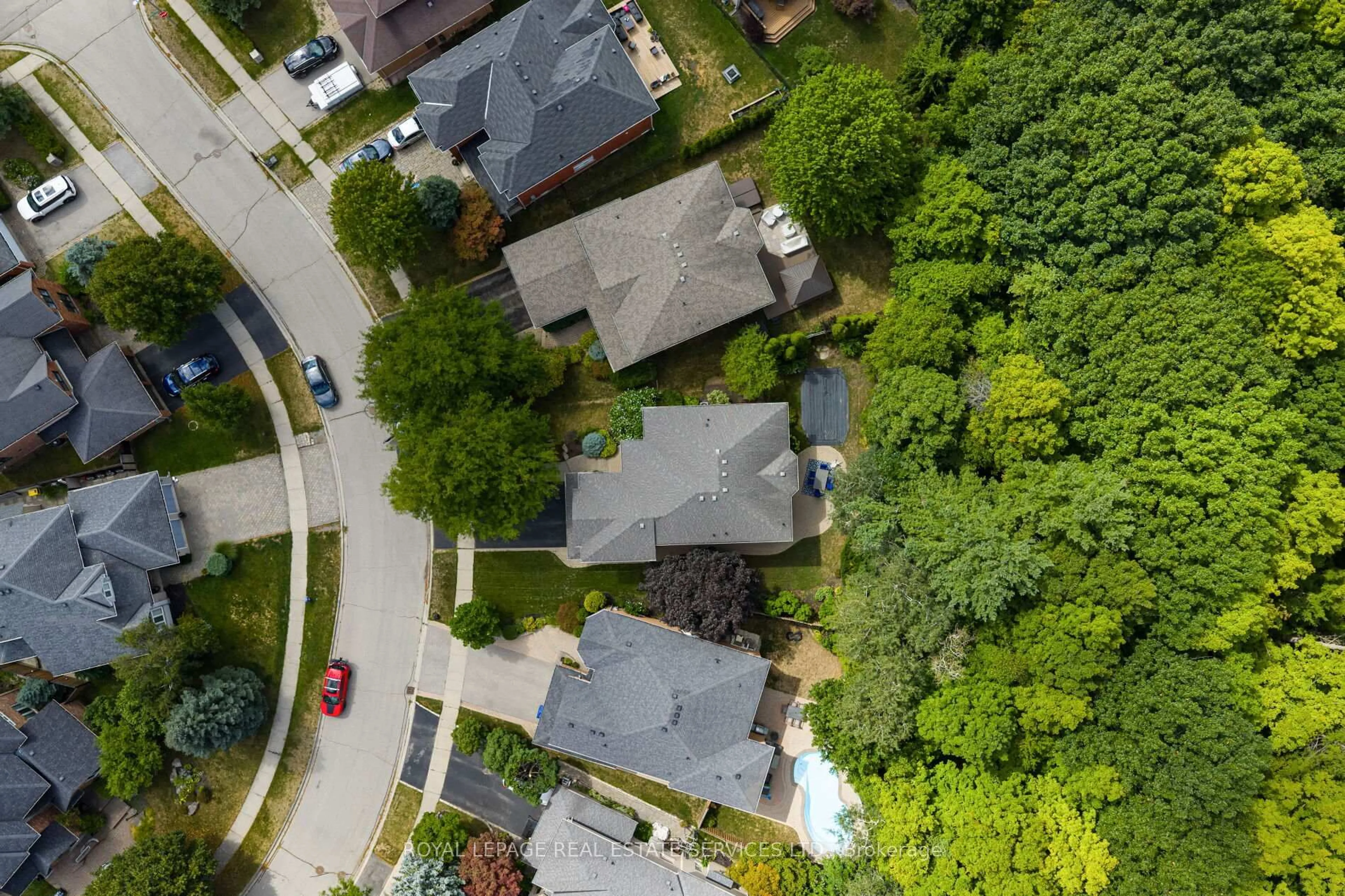 A pic from outside/outdoor area/front of a property/back of a property/a pic from drone, unknown for 2349 Hilltop Lane, Oakville Ontario L6M 3M9