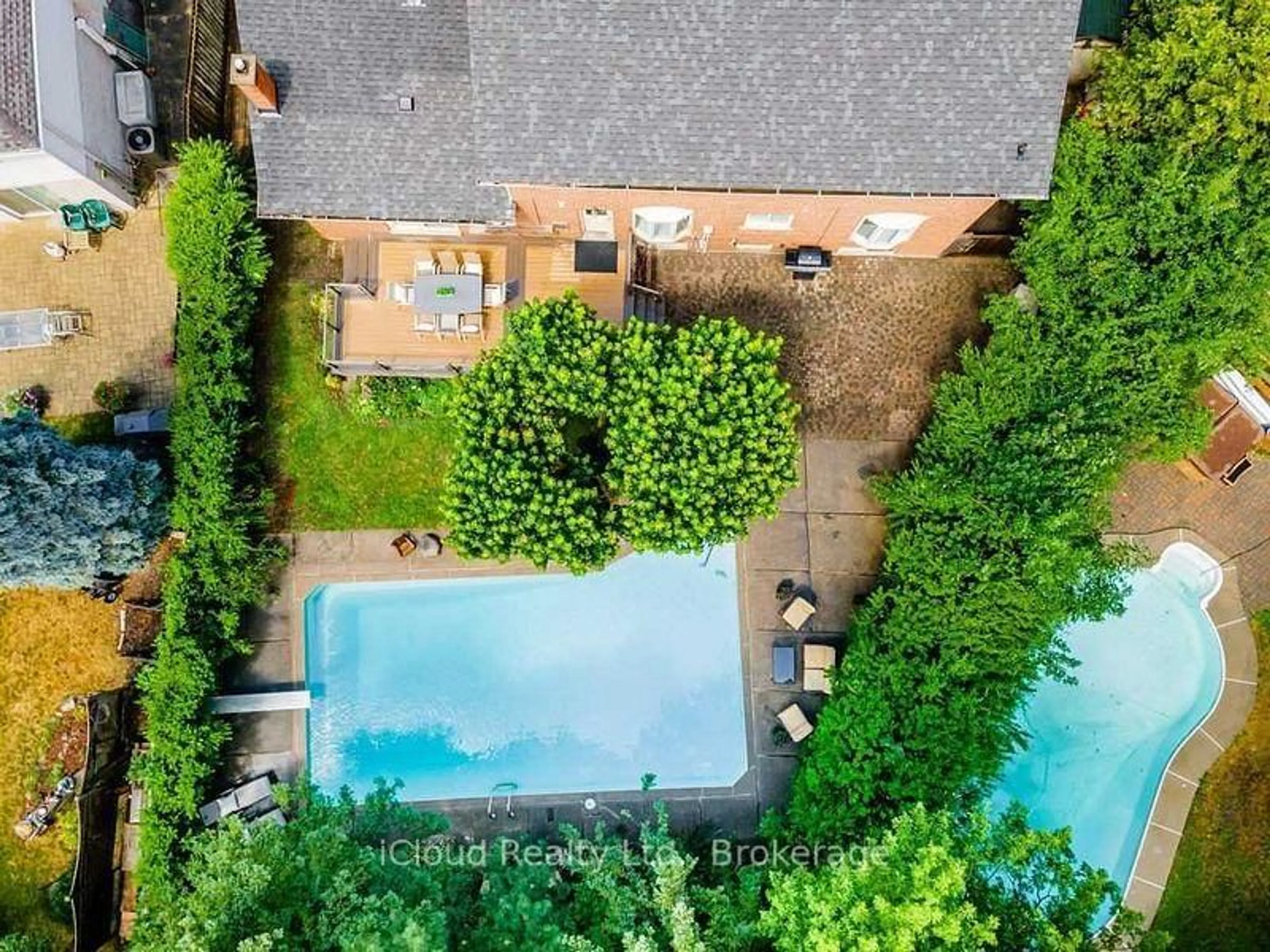 A pic from outside/outdoor area/front of a property/back of a property/a pic from drone, unknown for 42 Hillside Dr, Brampton Ontario L6S 1A3