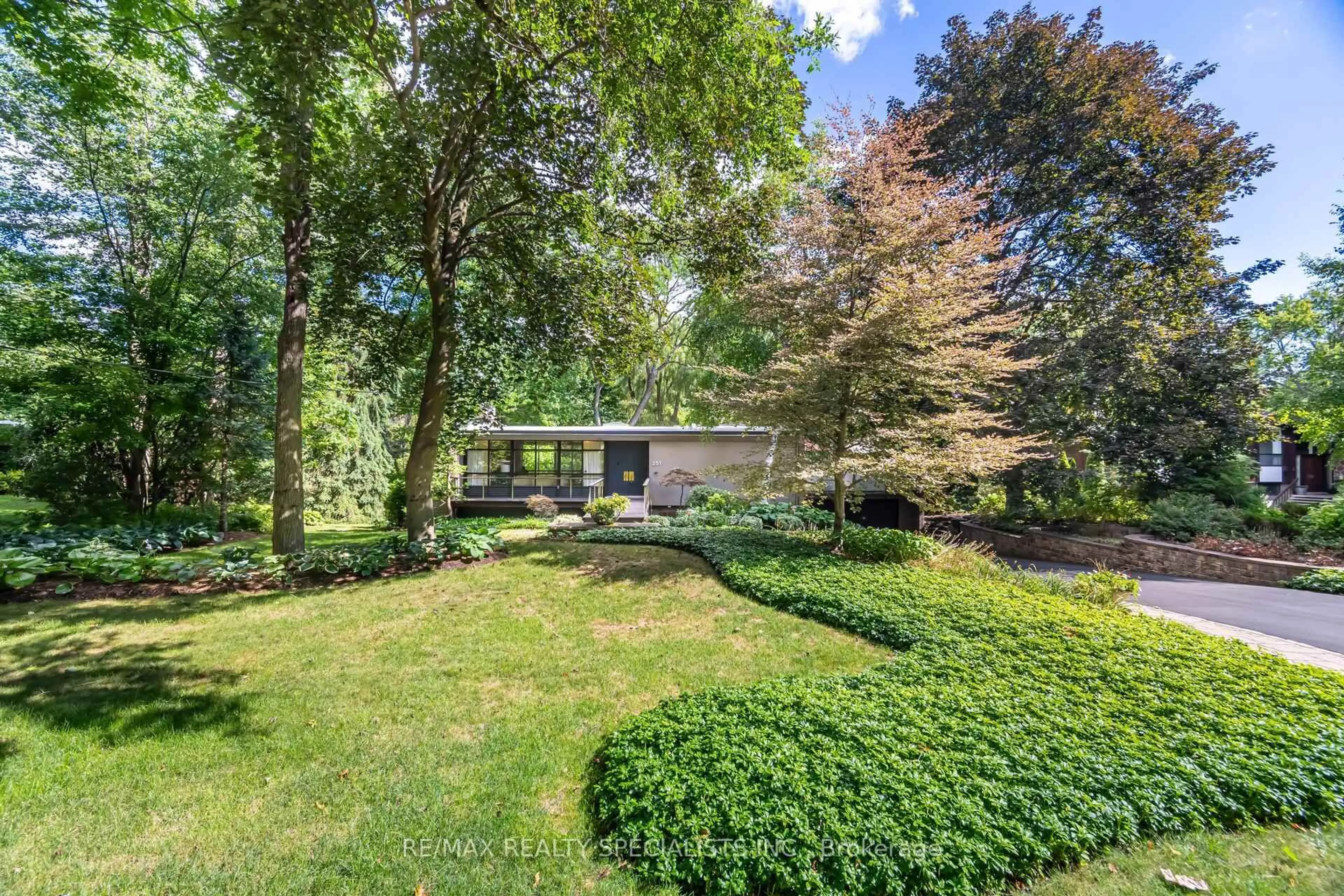 Patio, unknown for 251 Dickson Park Cres, Mississauga Ontario L5B 1Y5