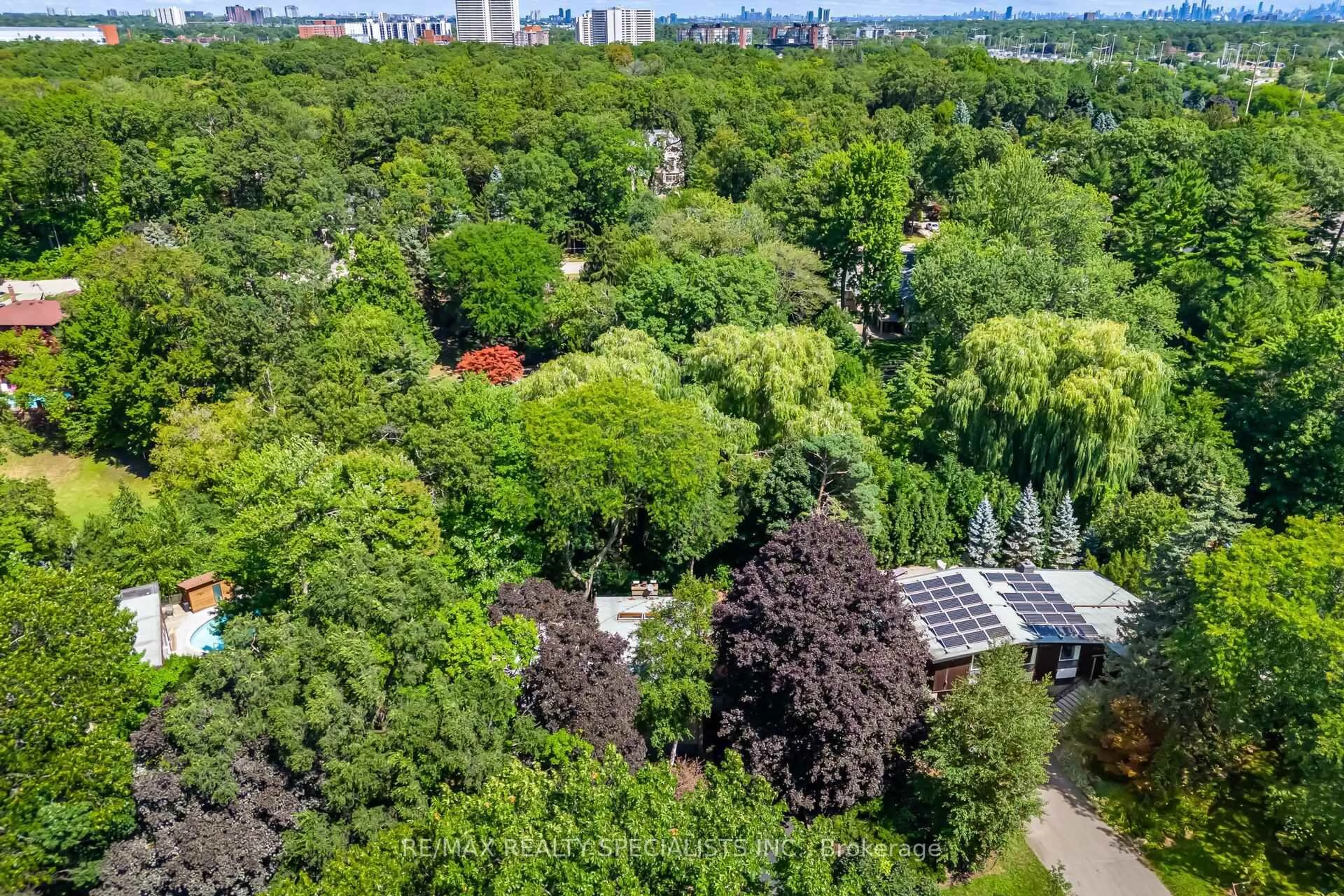 A pic from outside/outdoor area/front of a property/back of a property/a pic from drone, unknown for 251 Dickson Park Cres, Mississauga Ontario L5B 1Y5