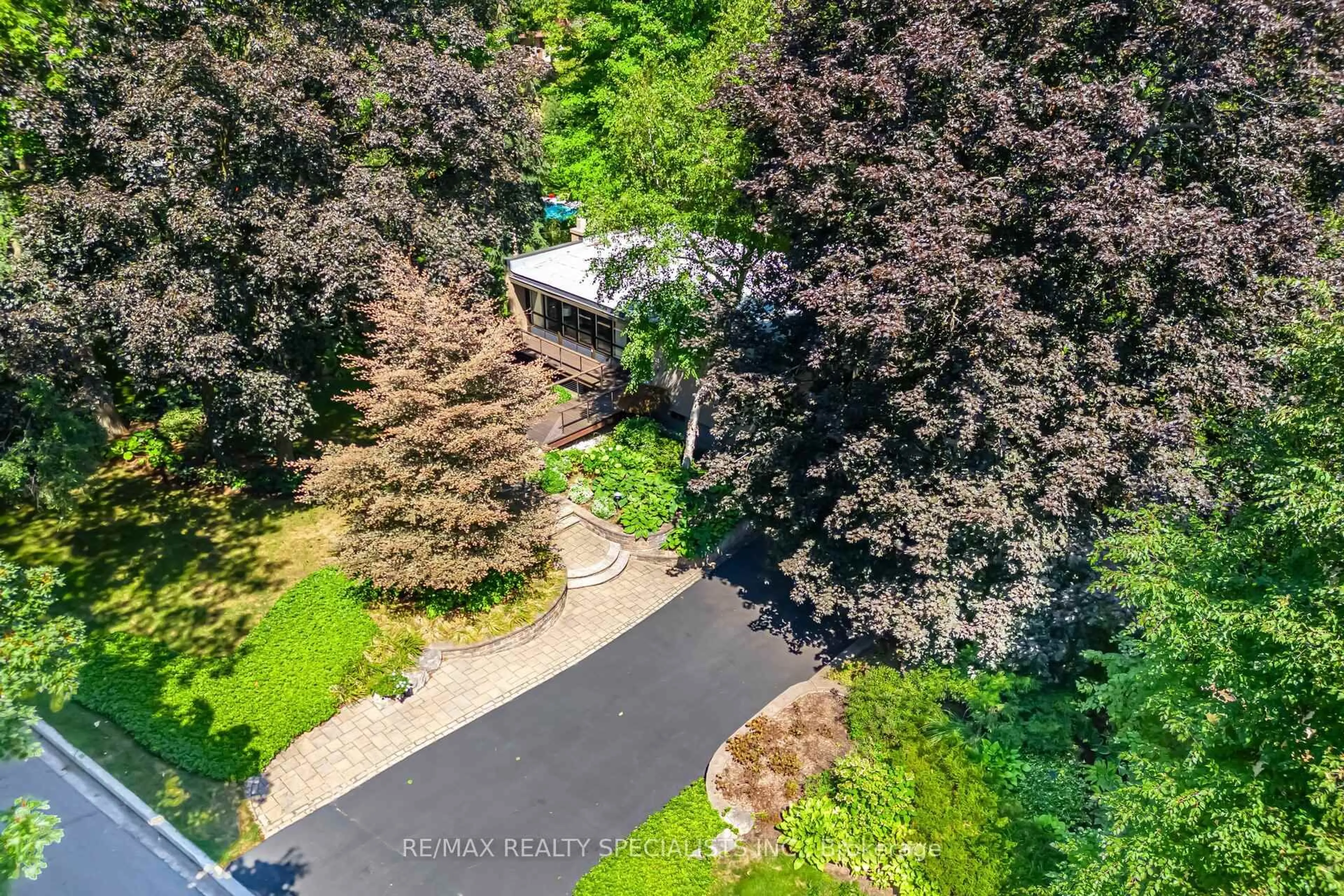 A pic from outside/outdoor area/front of a property/back of a property/a pic from drone, unknown for 251 Dickson Park Cres, Mississauga Ontario L5B 1Y5