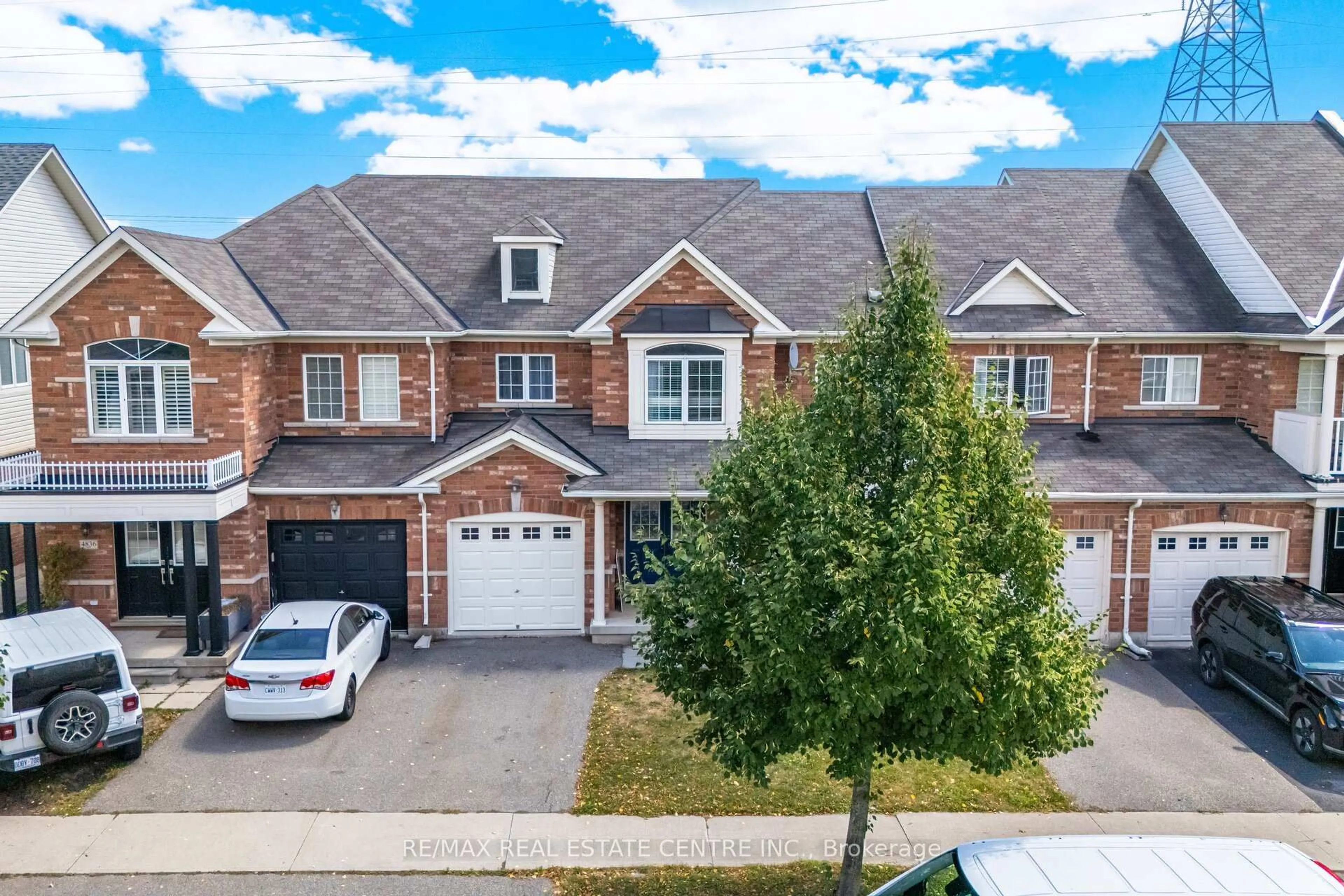 A pic from outside/outdoor area/front of a property/back of a property/a pic from drone, street for 4834 Capri Cres, Burlington Ontario L7M 0H9