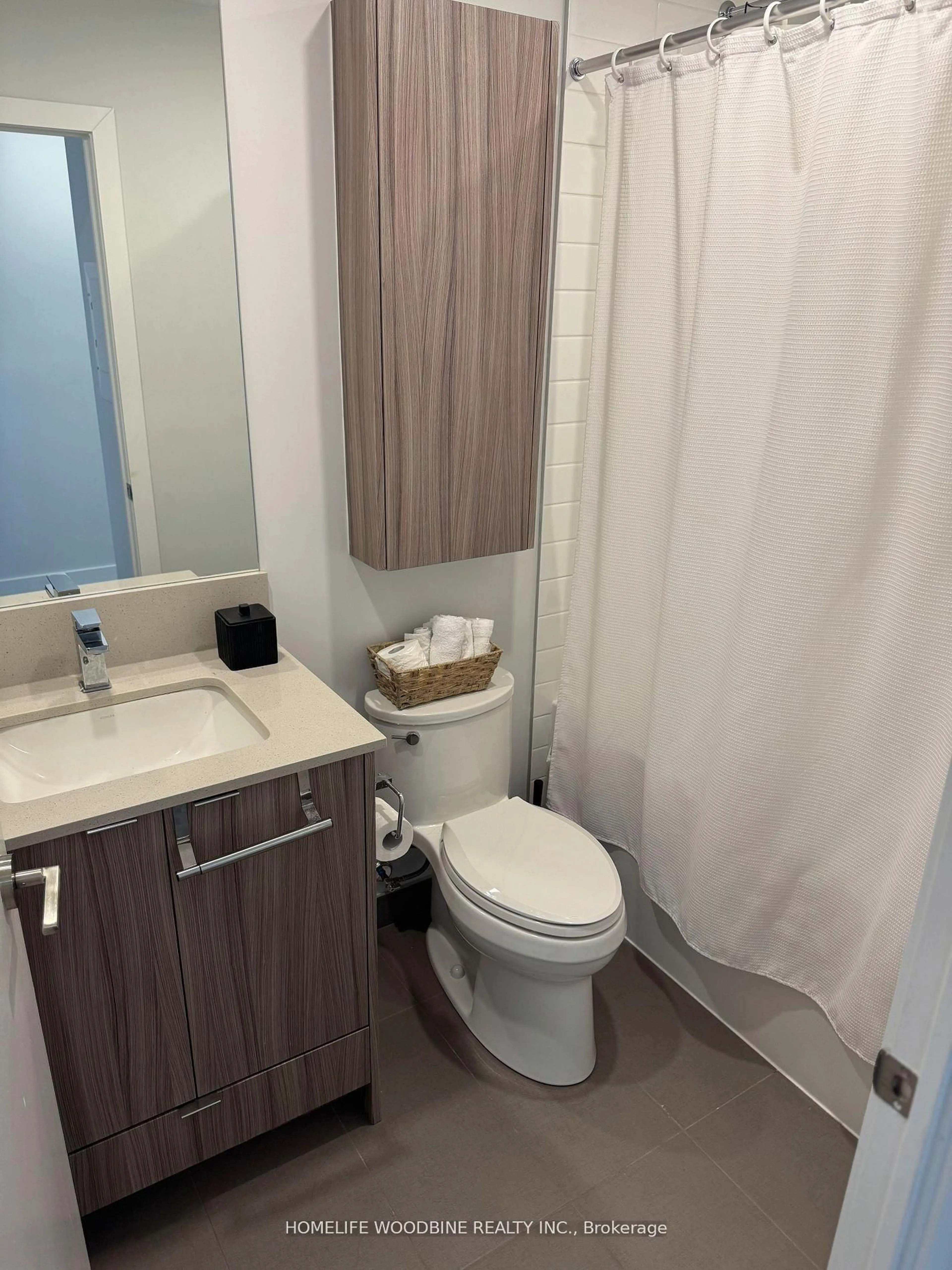Standard bathroom, unknown for 4130 Parkside Village Dr #1007, Mississauga Ontario L5B 3M8