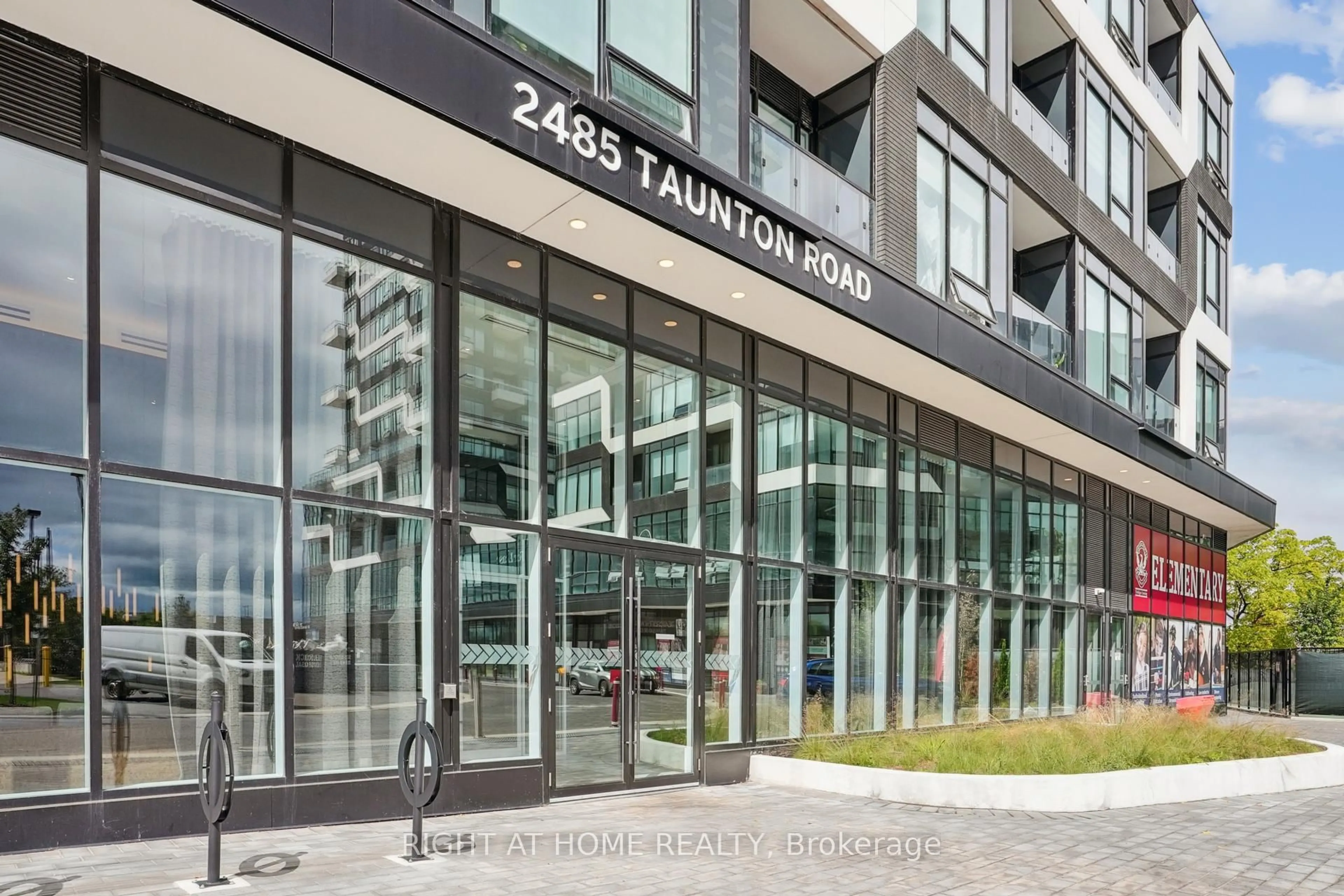 Indoor foyer for 2485 Taunton Rd #436, Oakville Ontario L6H 3R8