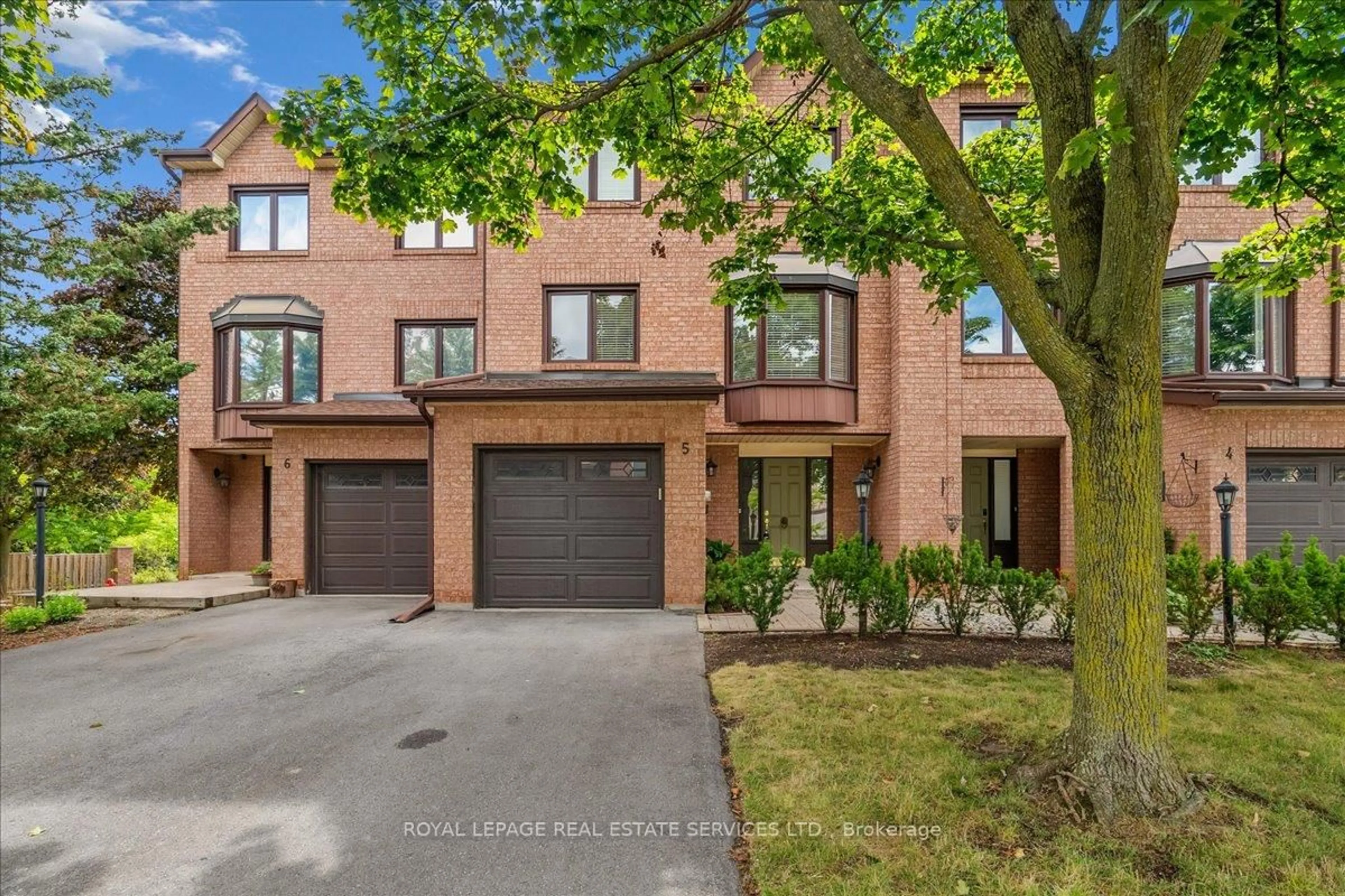 Home with brick exterior material, street for 1100 Queens Ave #5, Oakville Ontario L6H 2B5