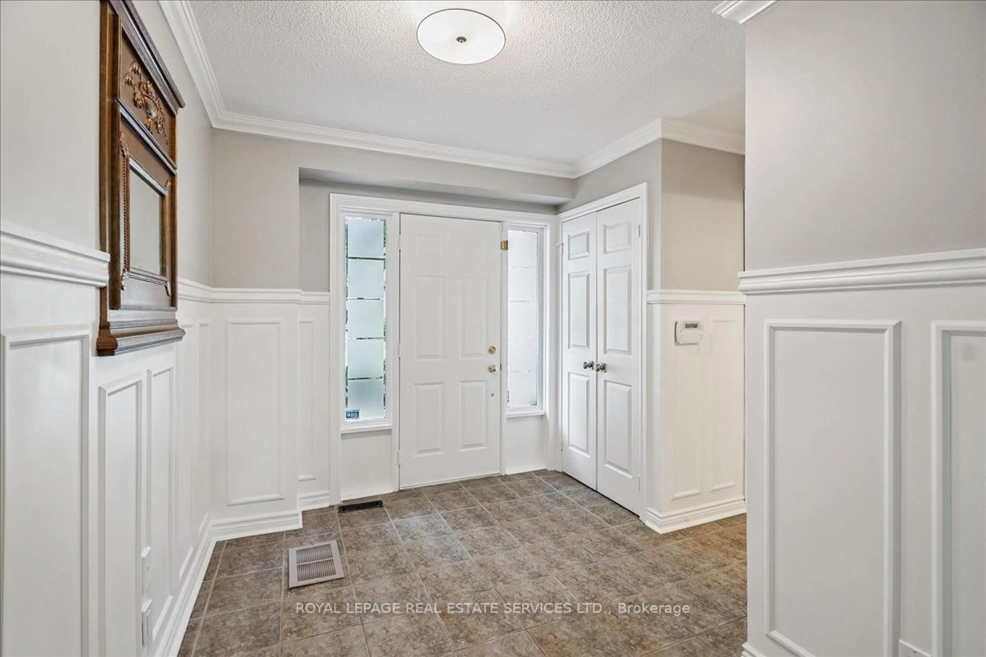 Indoor entryway for 1100 Queens Ave #5, Oakville Ontario L6H 2B5