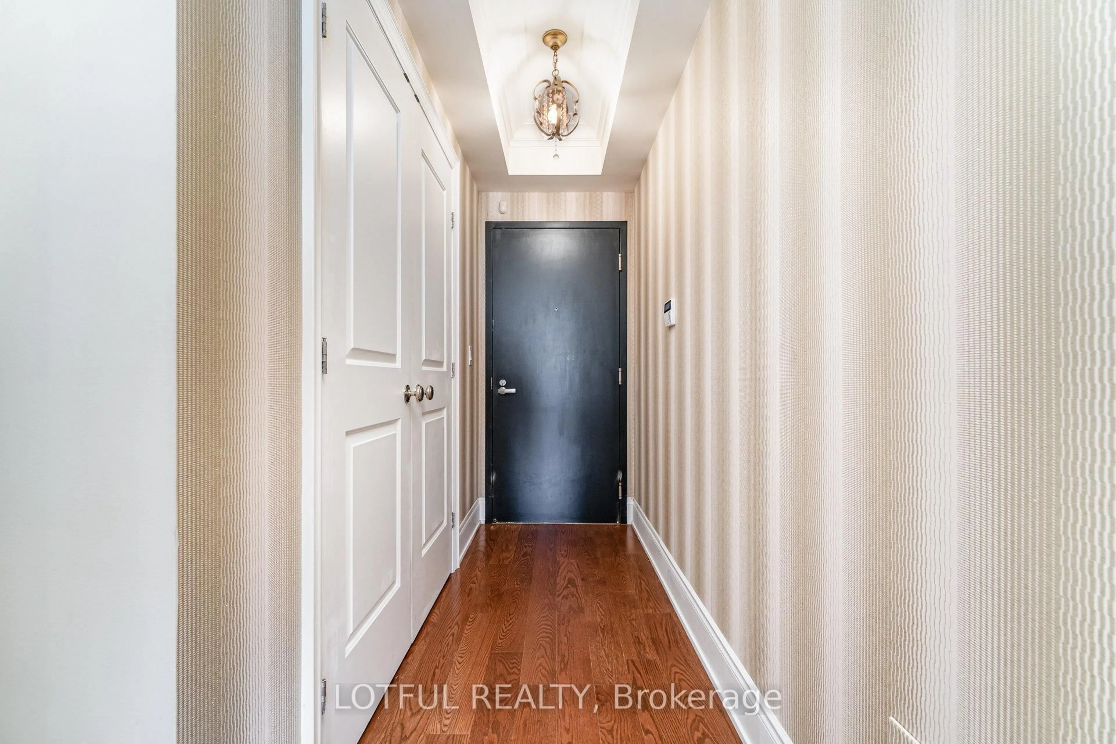 Indoor entryway for 3500 Lakeshore Rd #711, Oakville Ontario L6L 0B4