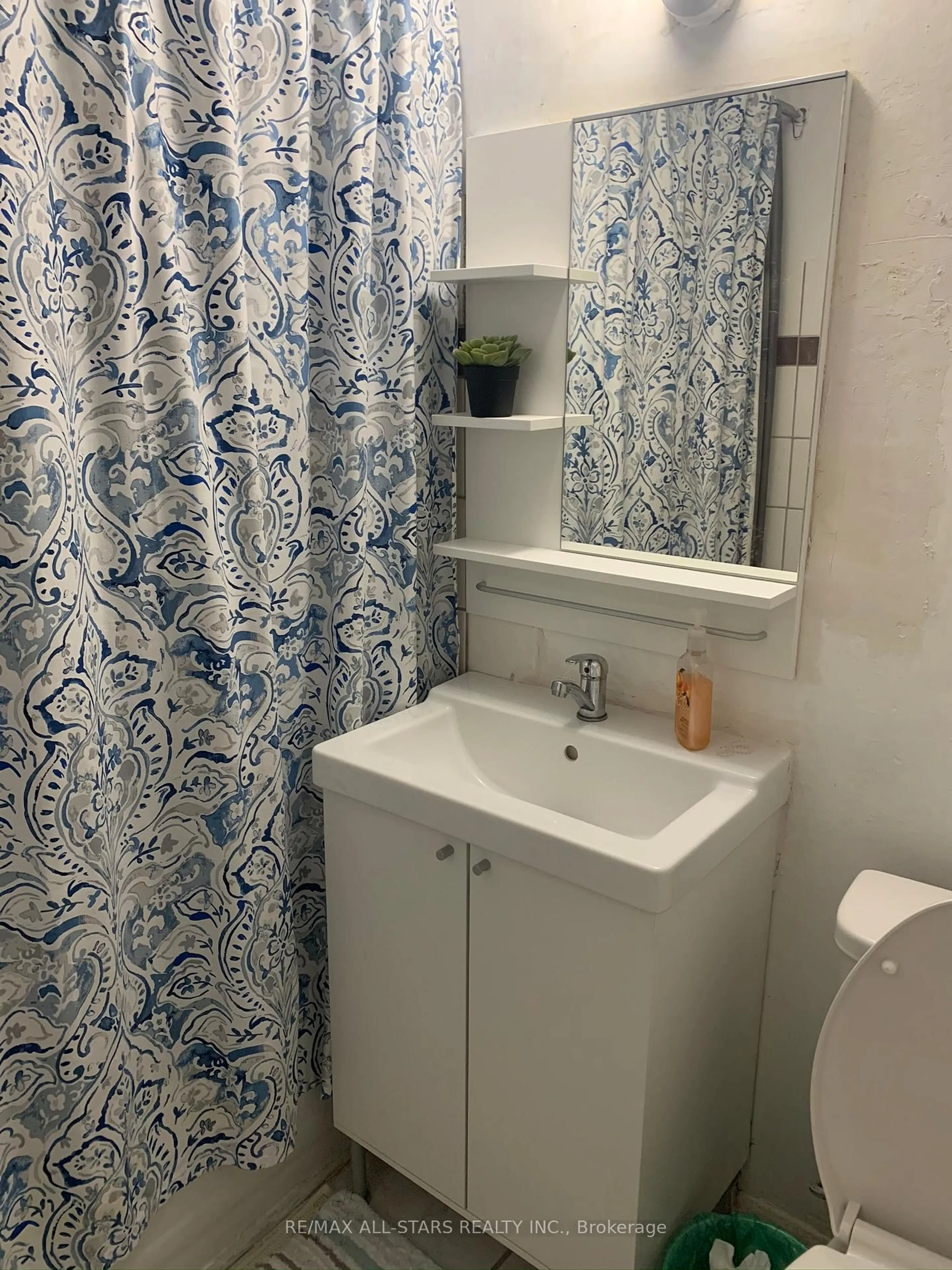 Standard bathroom, unknown for 200 Lotherton Ptwy #109, Toronto Ontario M6B 2G8