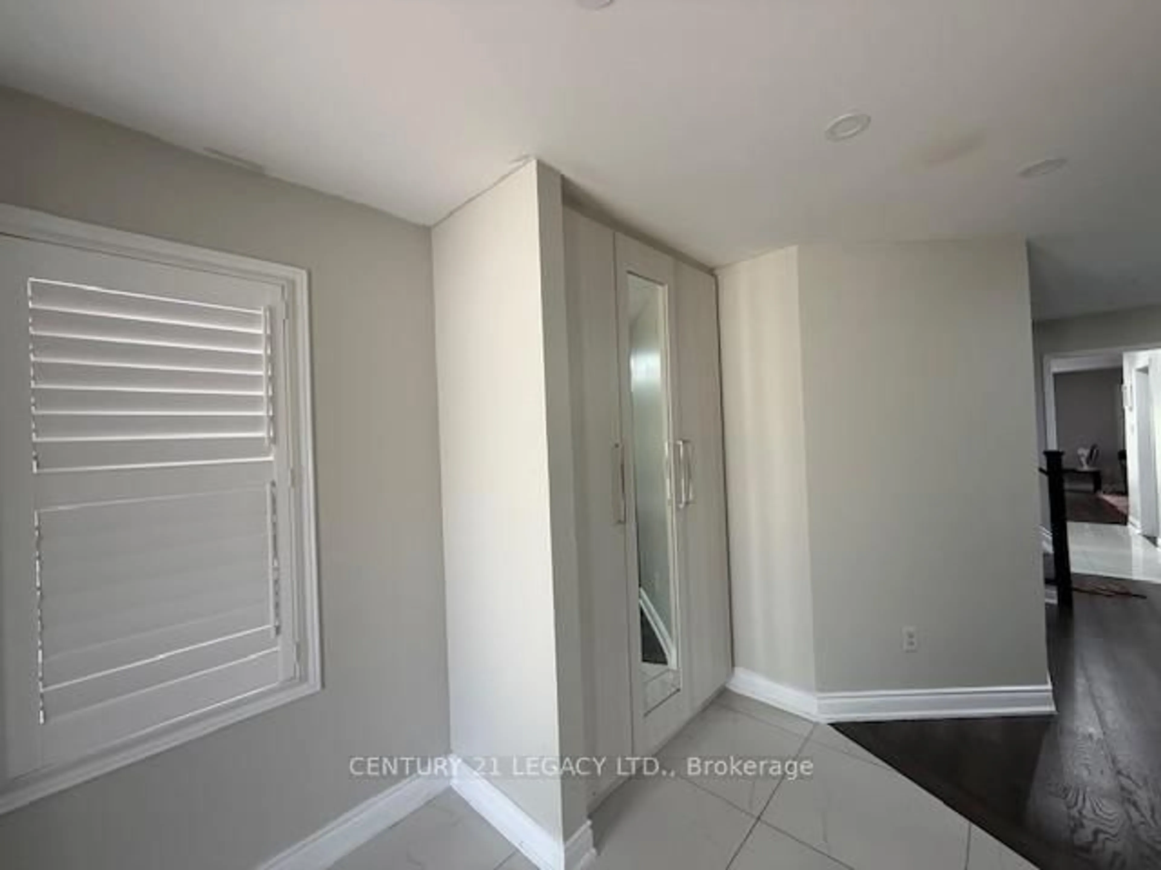 Indoor entryway for 21 Serenity Lane, Brampton Ontario L6R 2T1