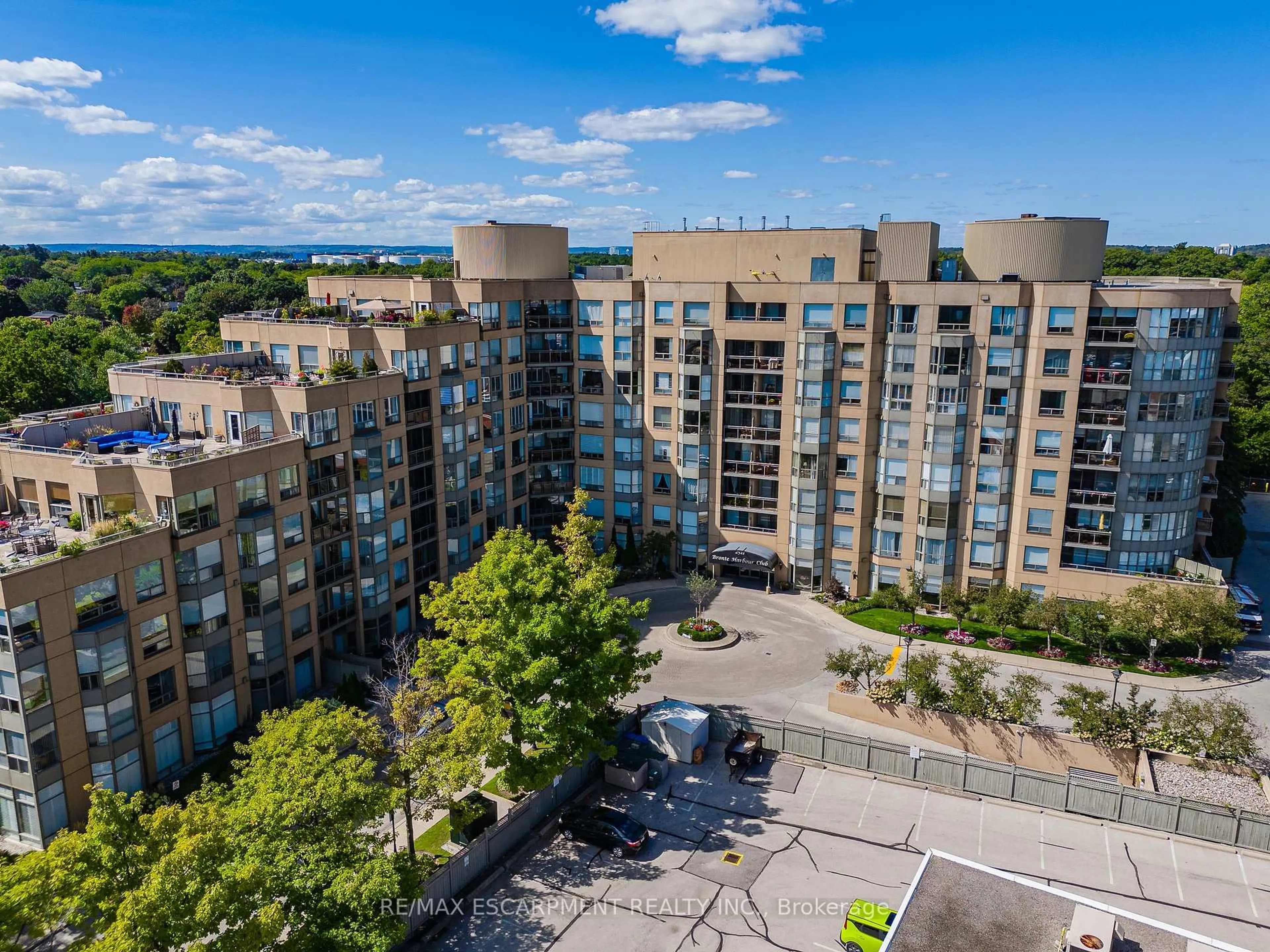 A pic from outside/outdoor area/front of a property/back of a property/a pic from drone, city buildings view from balcony for 2511 Lakeshore Rd #805, Burlington Ontario L6L 6Z1