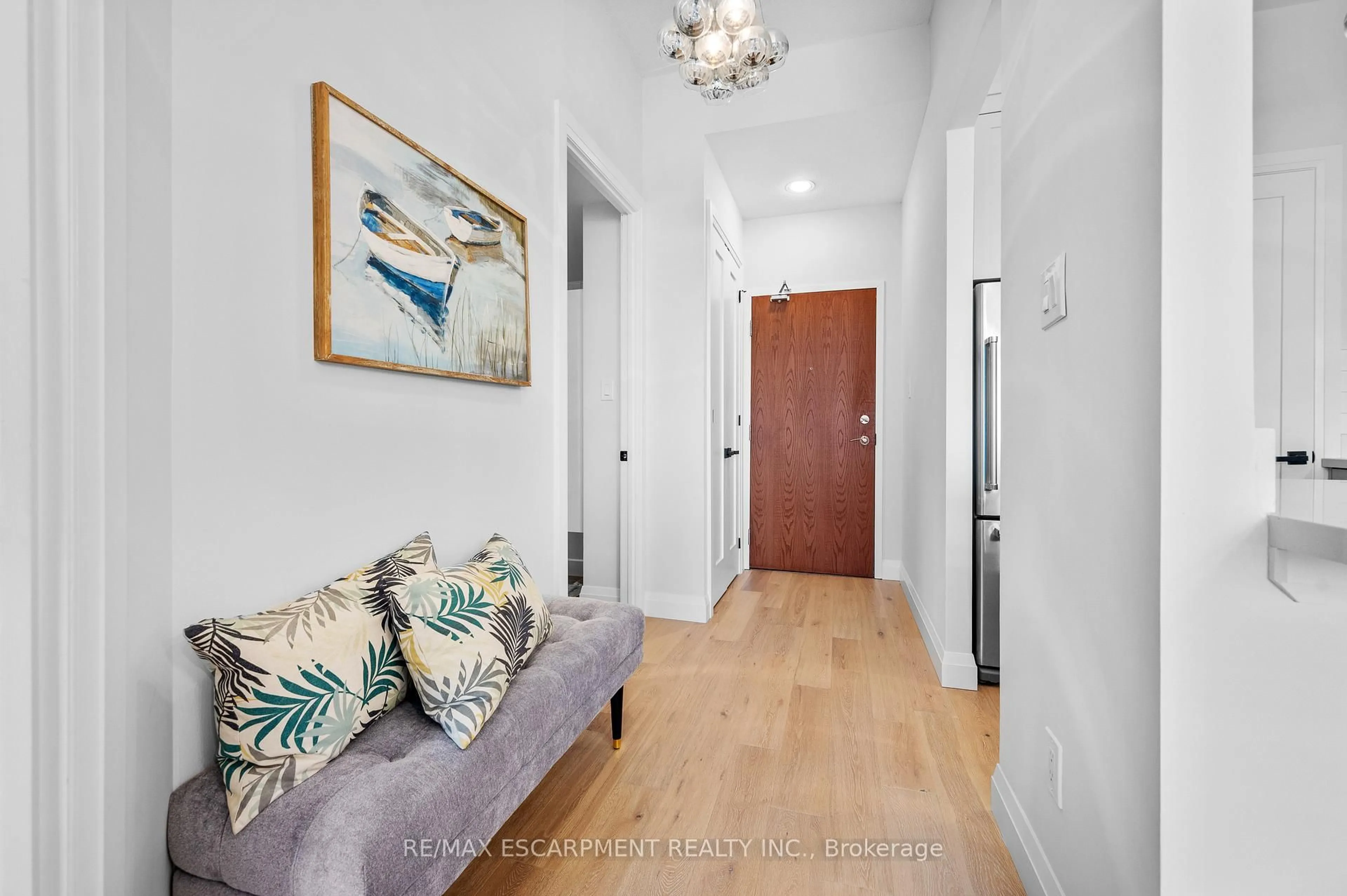 Indoor entryway for 2511 Lakeshore Rd #805, Burlington Ontario L6L 6Z1