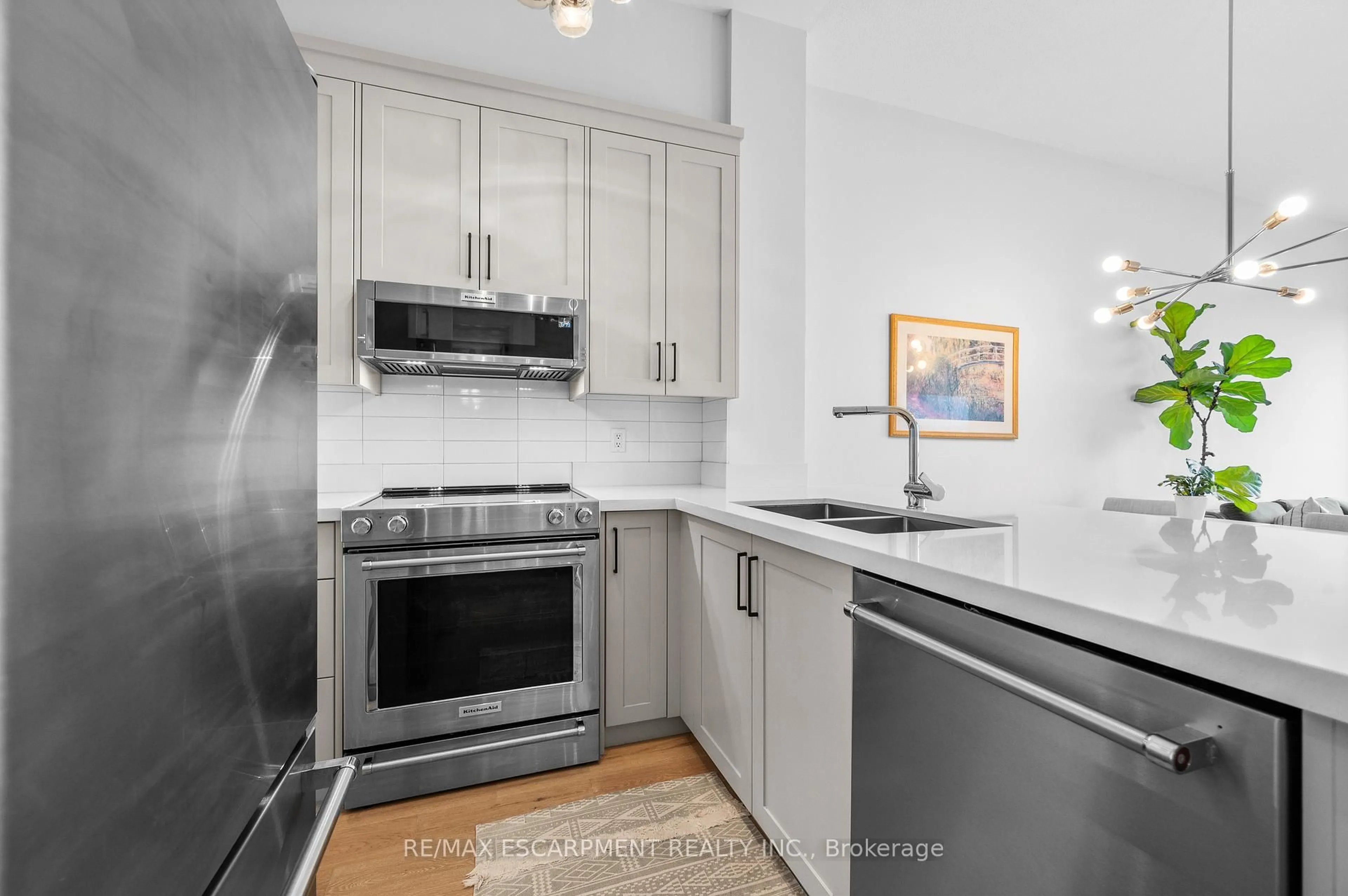 Standard kitchen, unknown for 2511 Lakeshore Rd #805, Burlington Ontario L6L 6Z1