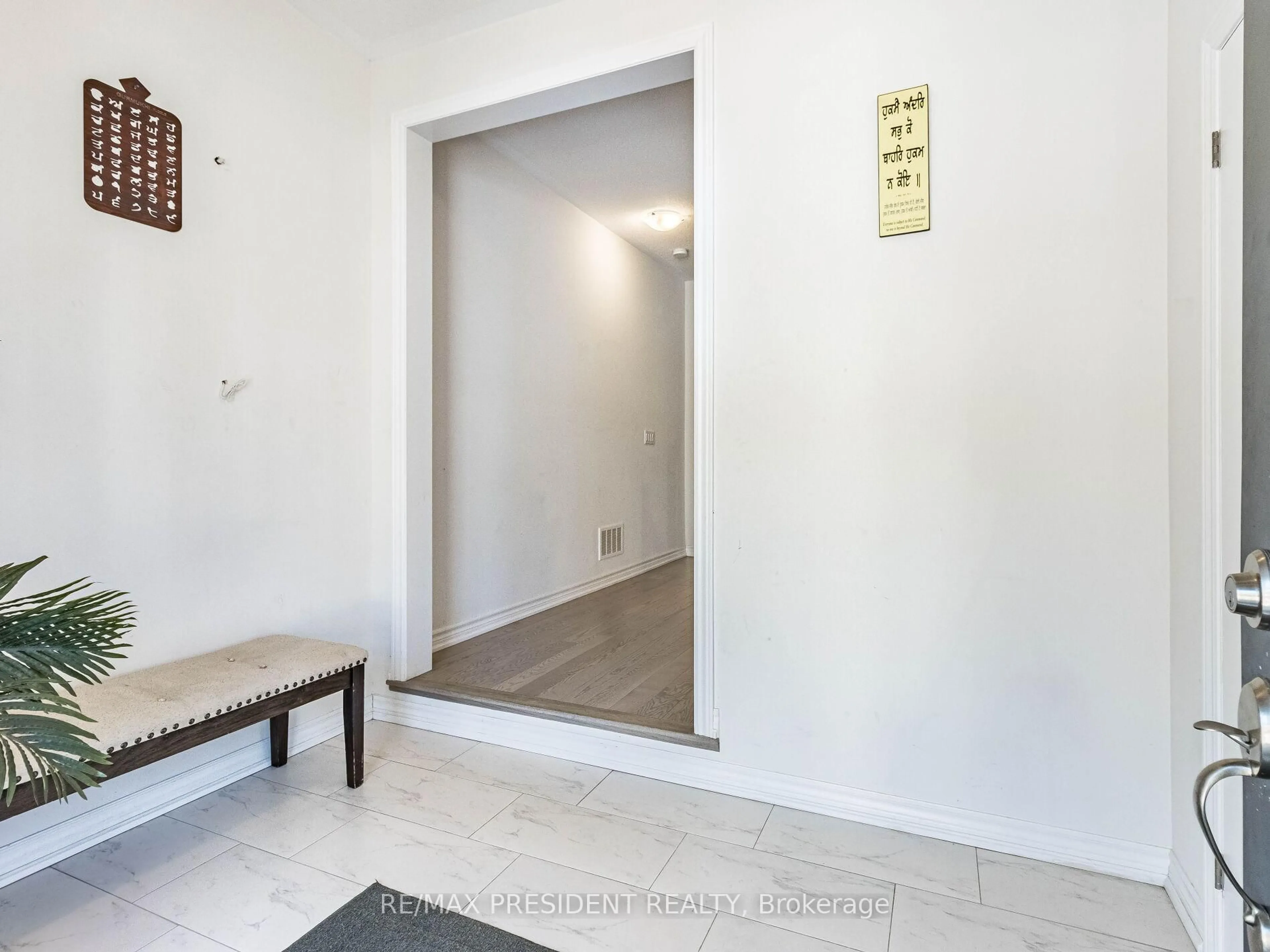 Indoor entryway for 30 Camino Real Dr, Caledon Ontario L7C 4L9