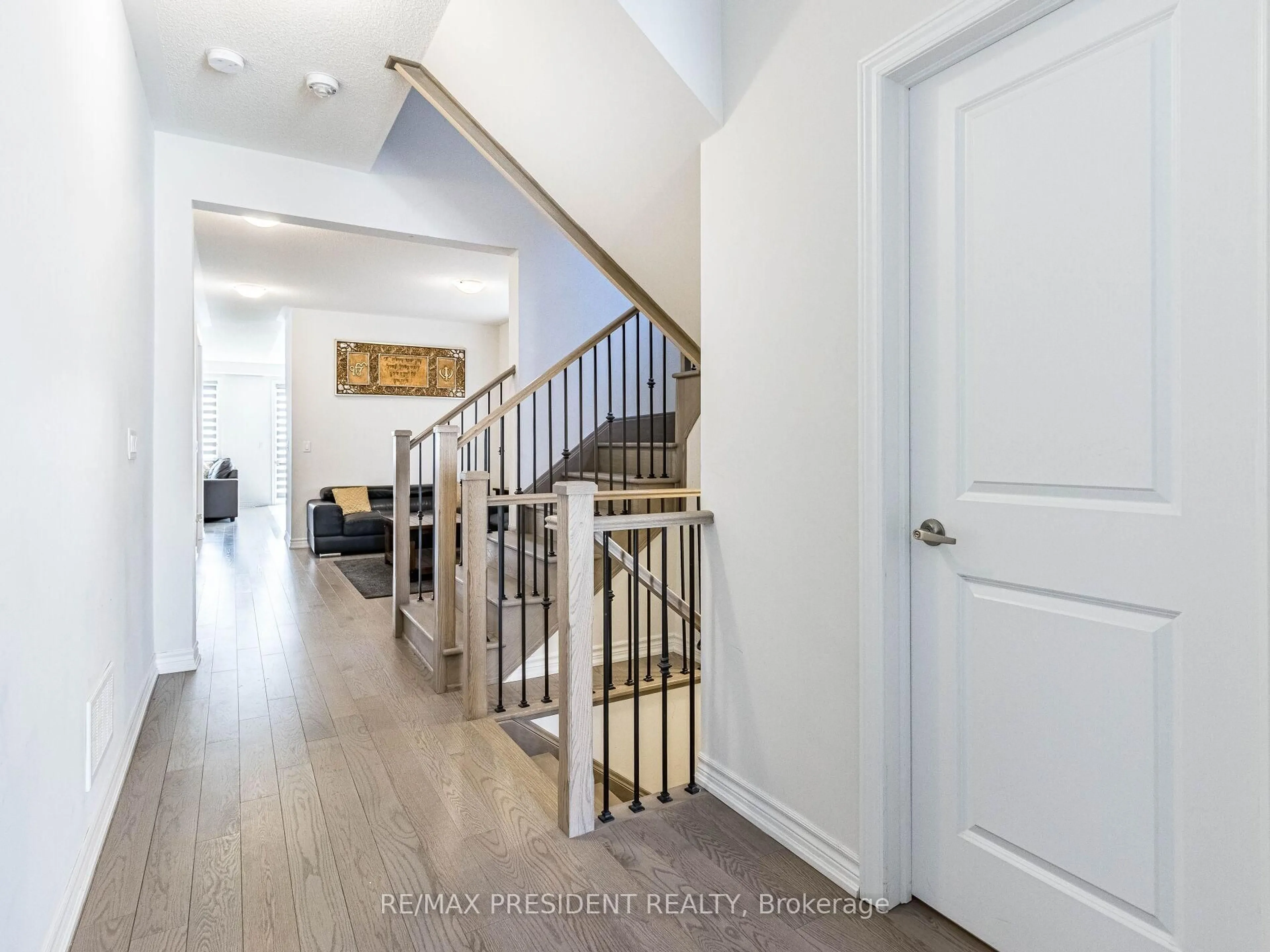 Indoor entryway for 30 Camino Real Dr, Caledon Ontario L7C 4L9