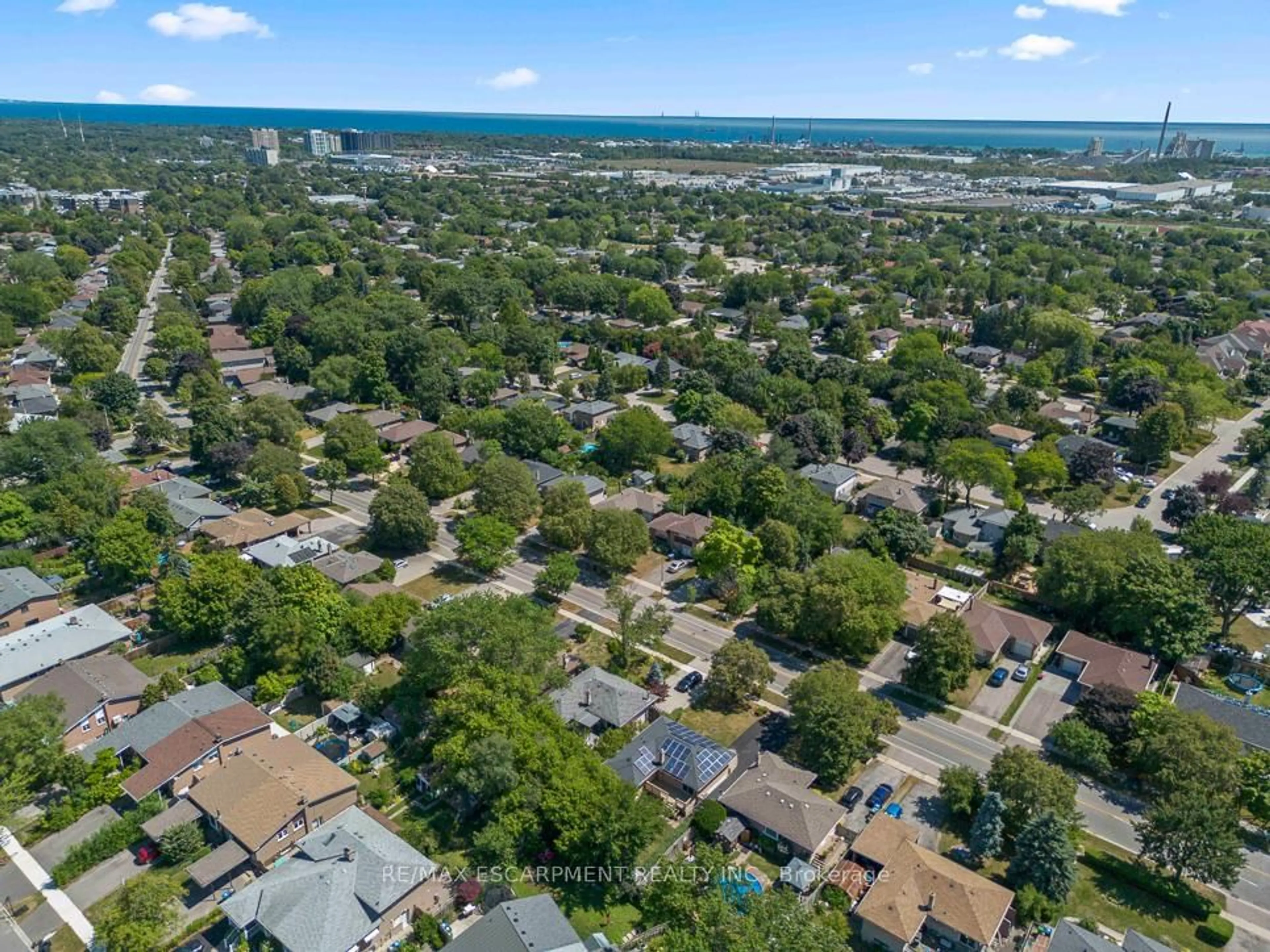 A pic from outside/outdoor area/front of a property/back of a property/a pic from drone, street for 2749 Truscott Dr, Mississauga Ontario L5J 2B8