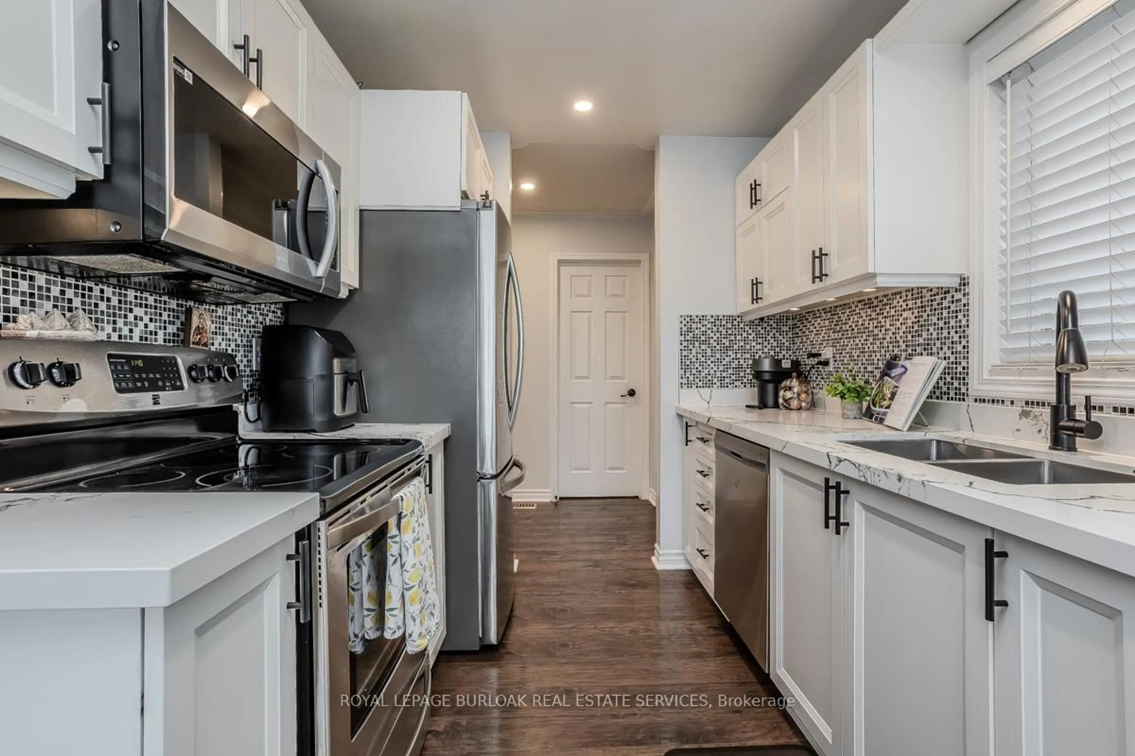 Standard kitchen, unknown for 4336 Fairview St, Burlington Ontario L7L 7A3
