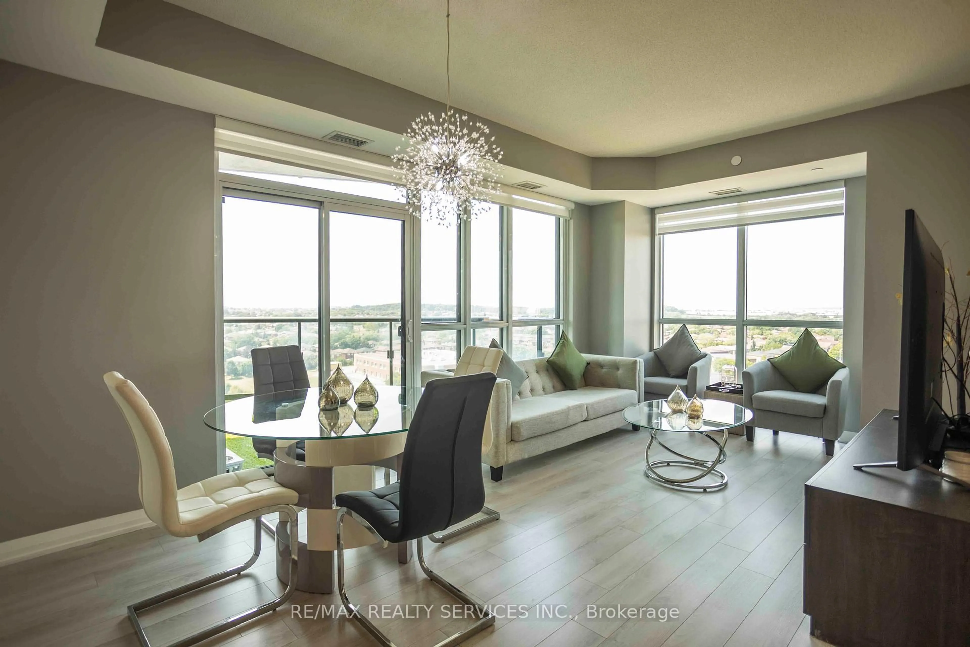 Living room with furniture, wood/laminate floor for 35 Watergarden Dr #918, Mississauga Ontario L5R 0G8