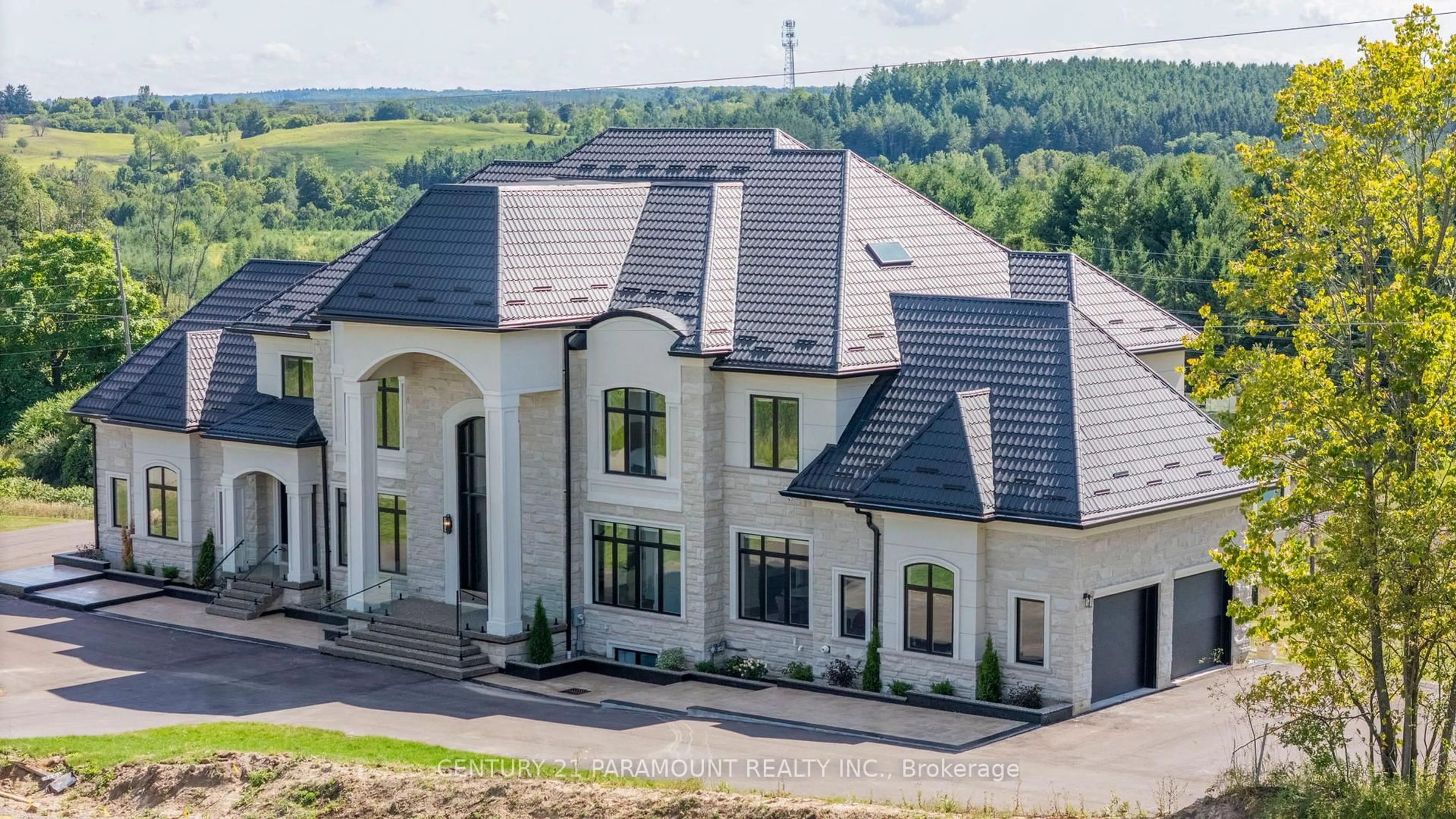A pic from outside/outdoor area/front of a property/back of a property/a pic from drone, mountain view for 16322 Hillview Pl, Caledon Ontario L7E 3S2