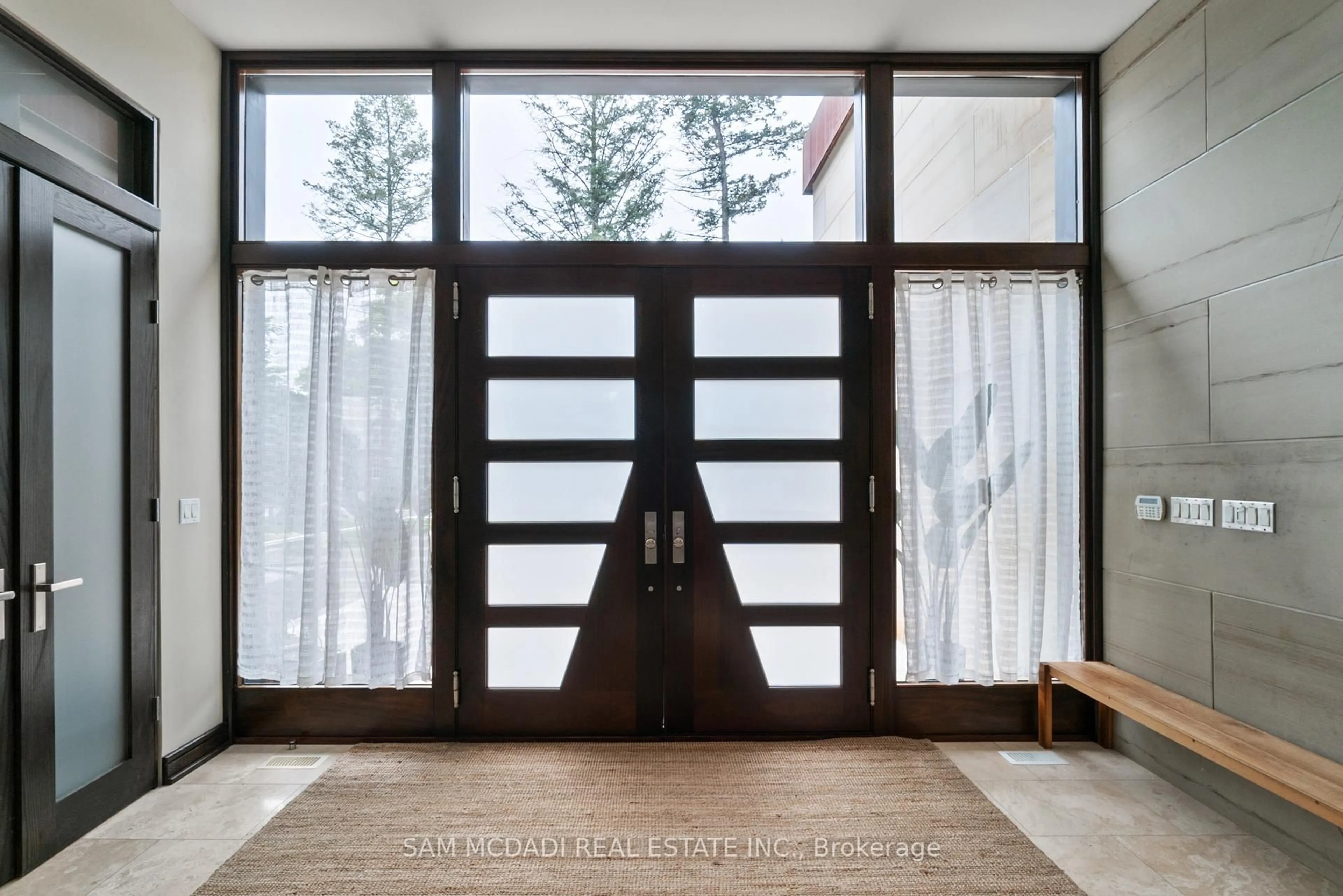 Indoor entryway for 1287 Birchview Dr, Mississauga Ontario L5H 3E3