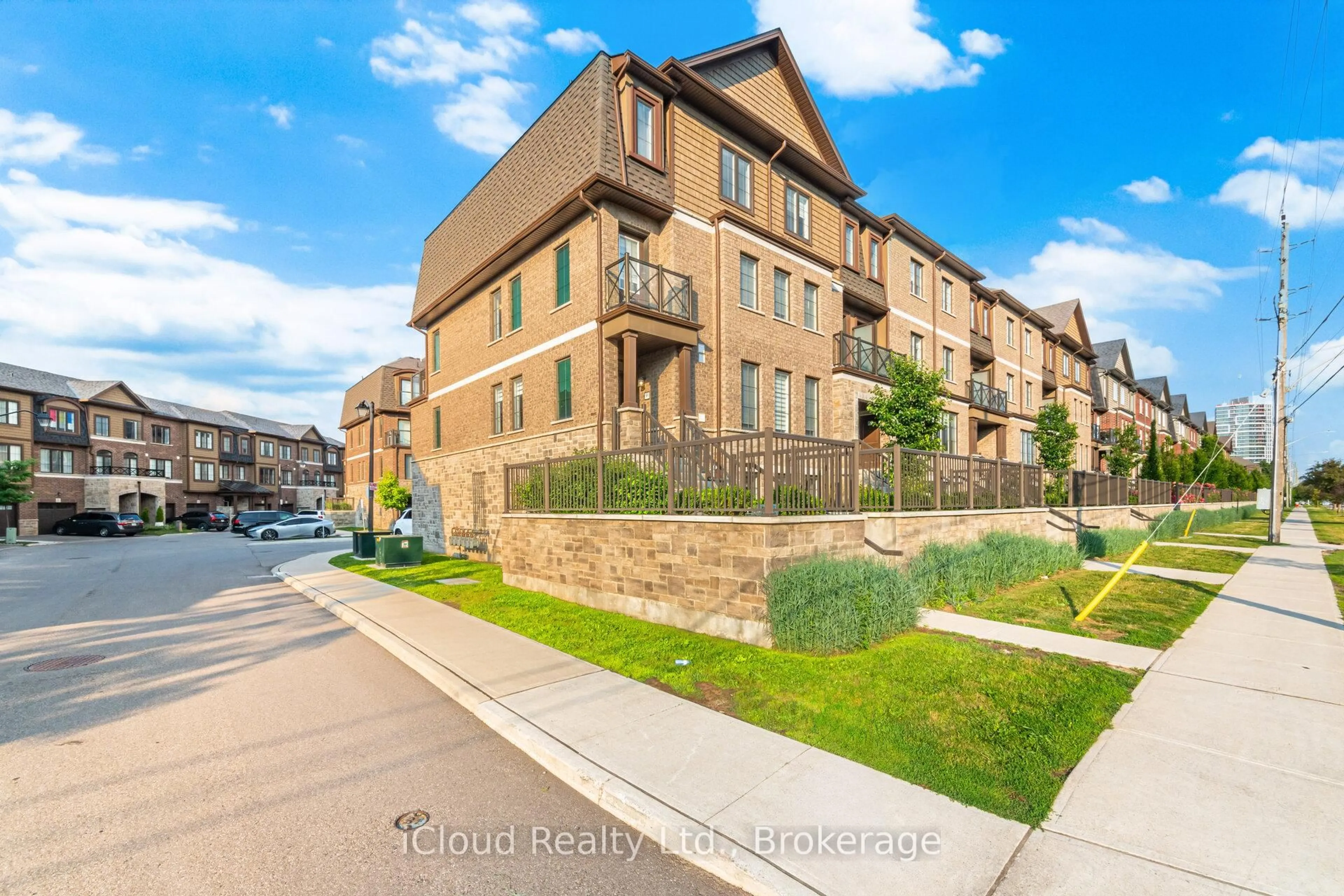 A pic from outside/outdoor area/front of a property/back of a property/a pic from drone, street for 445 Ontario St #91, Milton Ontario L9T 9K4