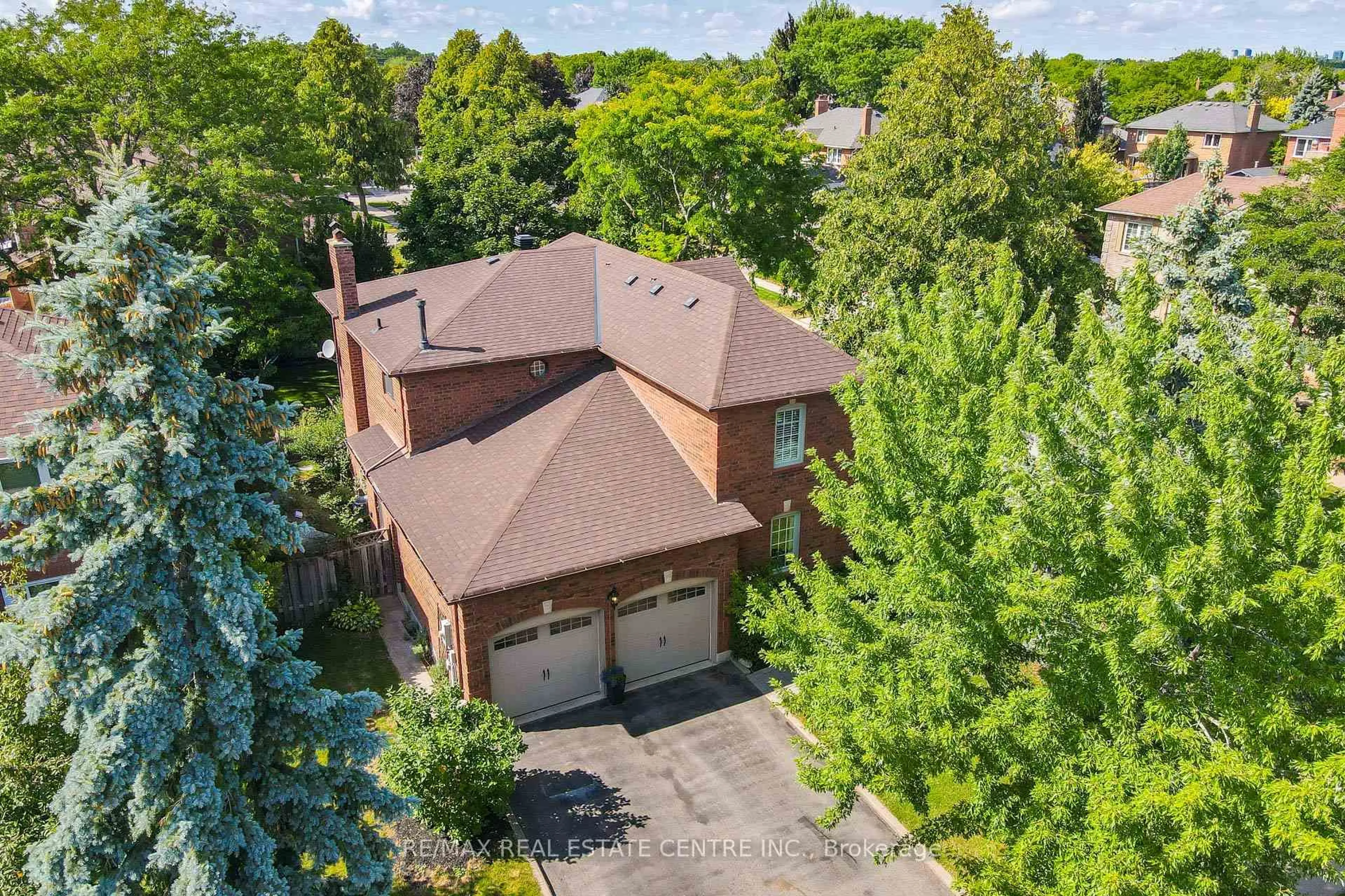 A pic from outside/outdoor area/front of a property/back of a property/a pic from drone, street for 1436 Sprucewood Terr, Oakville Ontario L6M 2P9