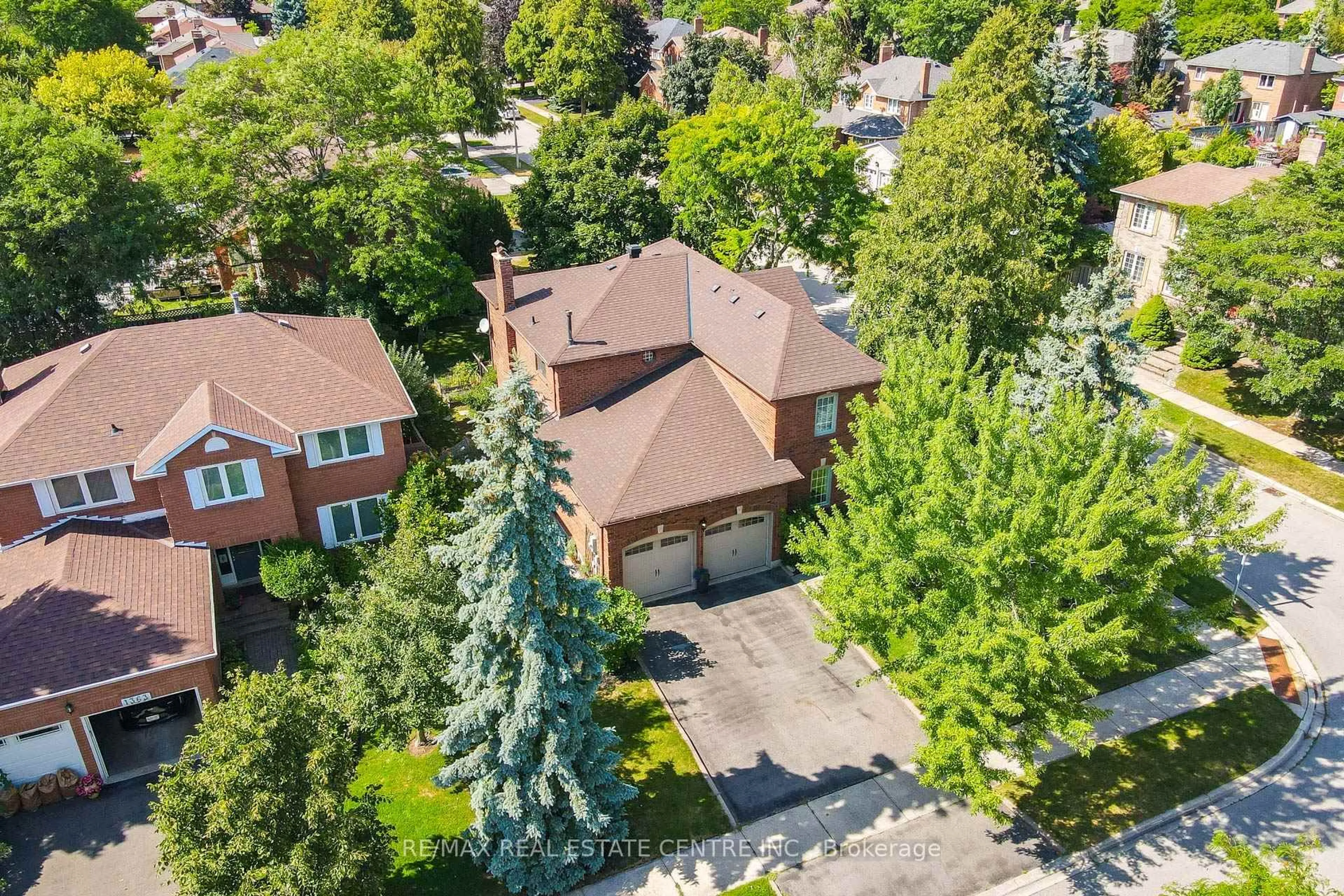 A pic from outside/outdoor area/front of a property/back of a property/a pic from drone, street for 1436 Sprucewood Terr, Oakville Ontario L6M 2P9