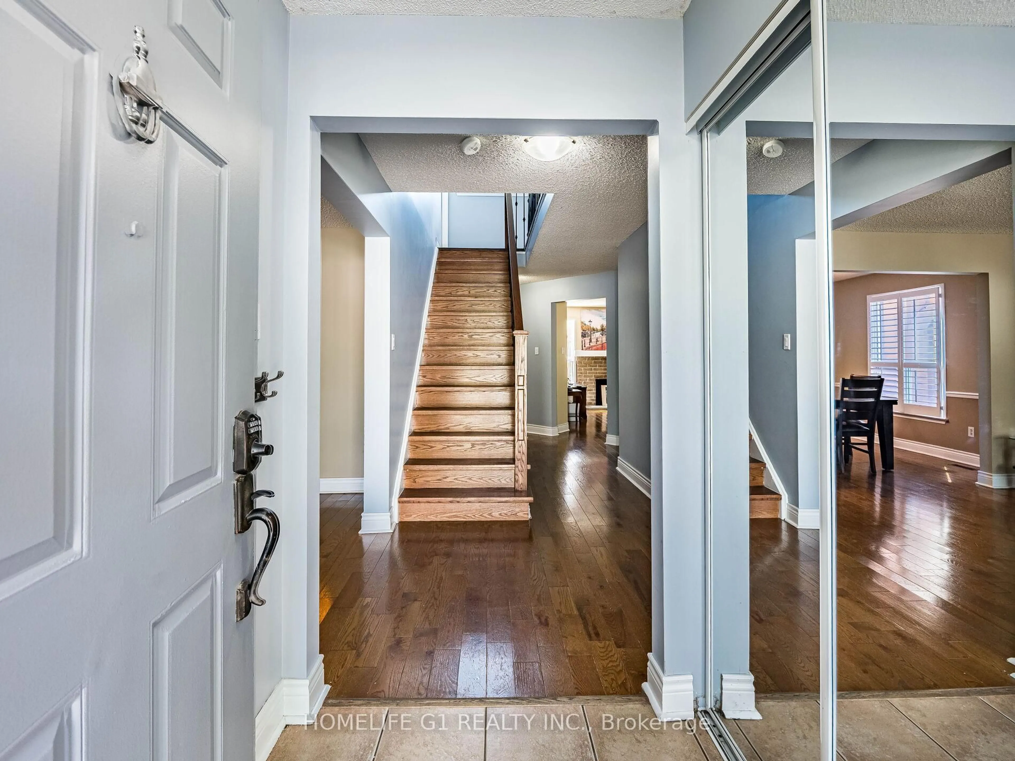 Indoor entryway for 28 Nuttall St, Brampton Ontario L9R 0E4
