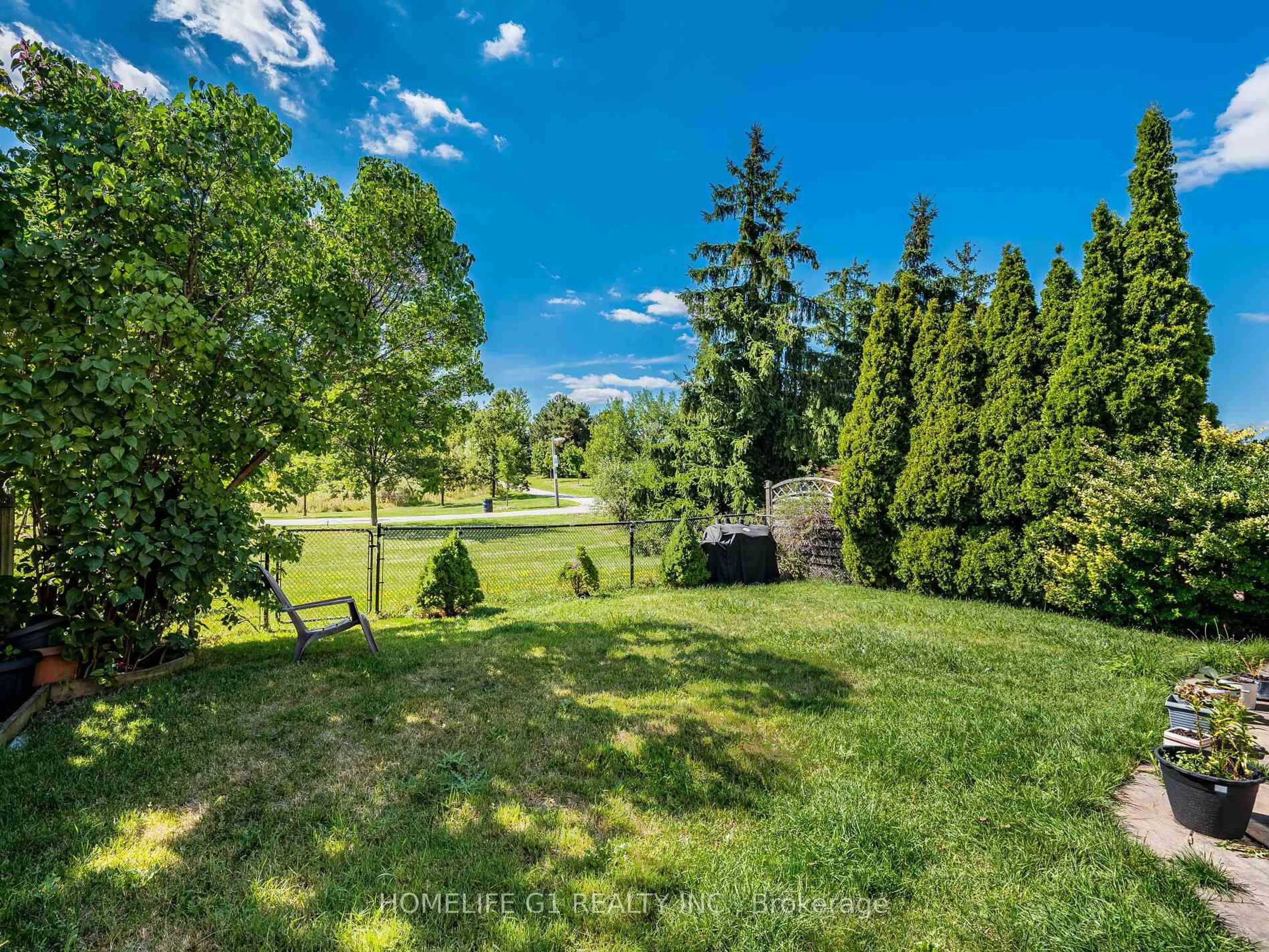 A pic from outside/outdoor area/front of a property/back of a property/a pic from drone, forest/trees view for 28 Nuttall St, Brampton Ontario L9R 0E4