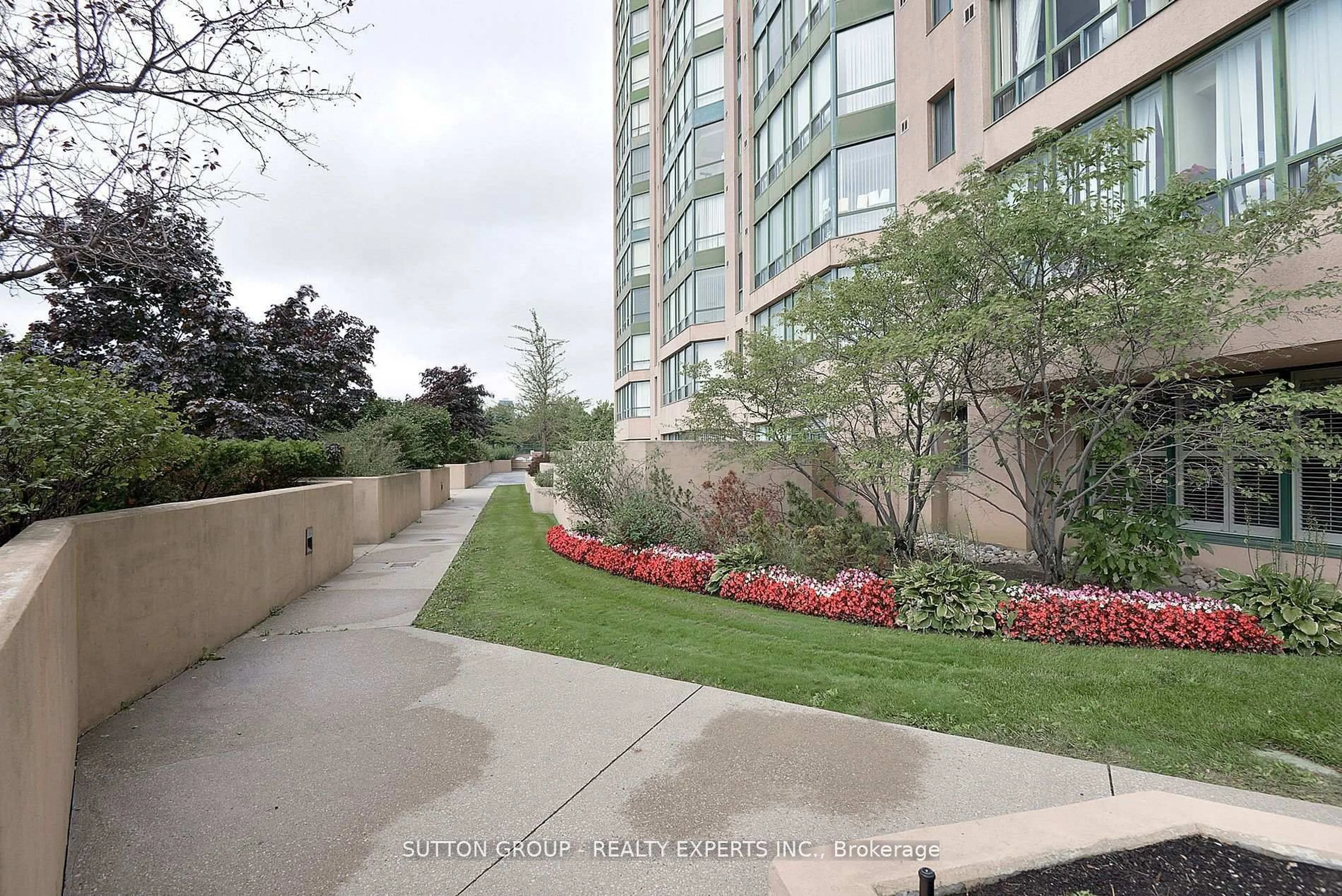 Patio, street for 115 Hillcrest Ave #615, Mississauga Ontario L5B 3Y9