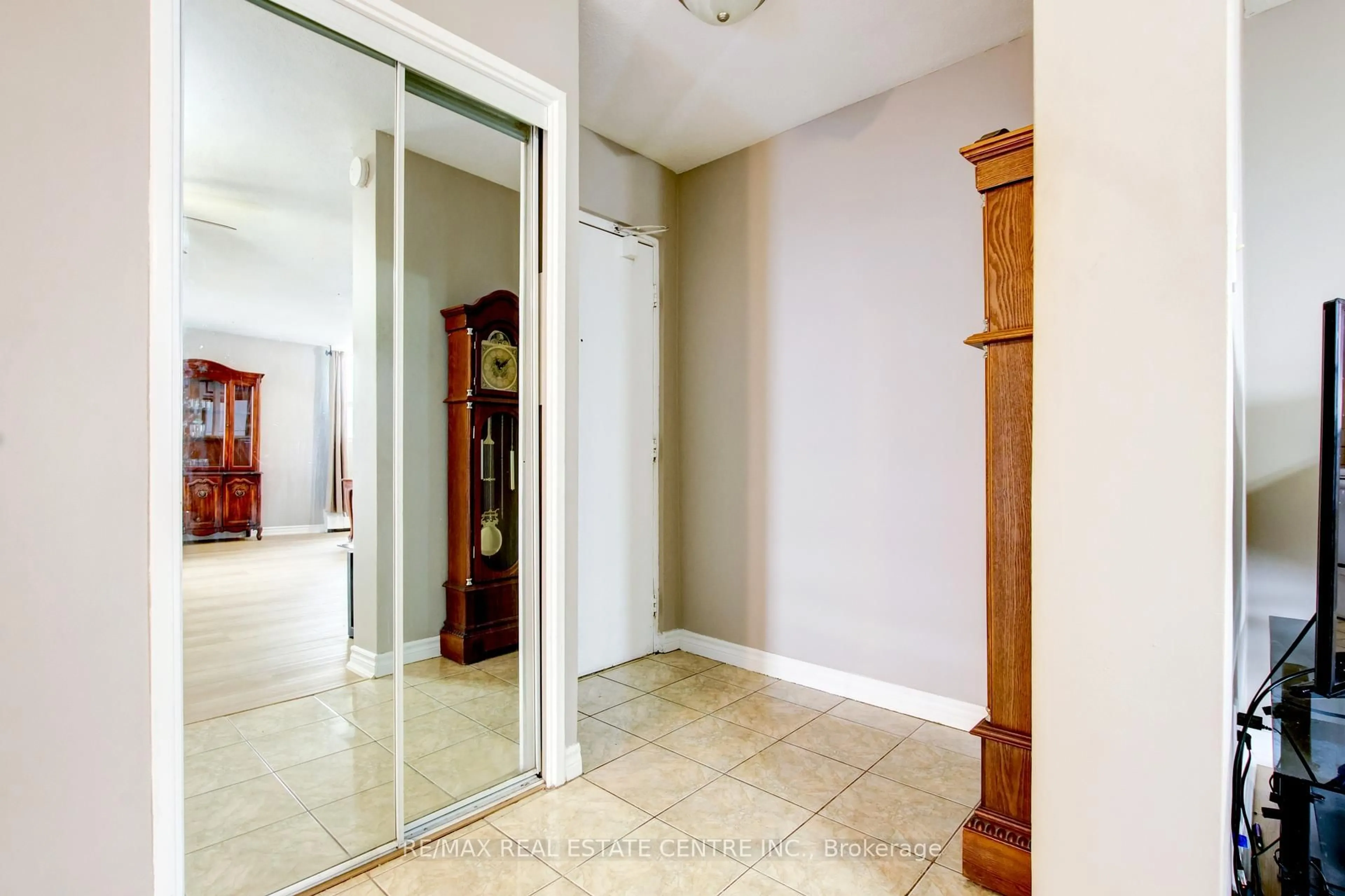 Indoor entryway for 2345 Confederation Pkwy #1202, Mississauga Ontario L5B 2H3