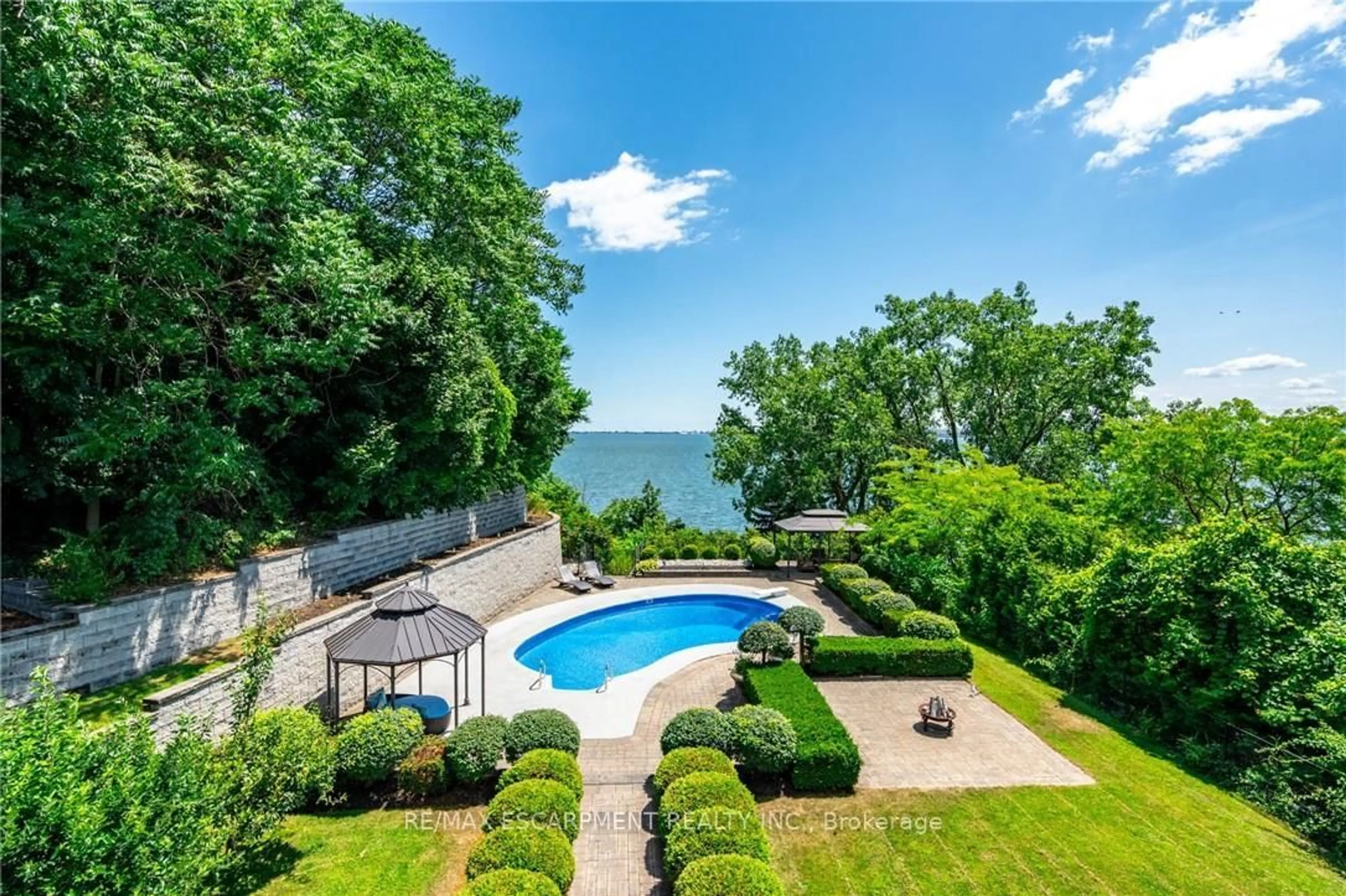 A pic from outside/outdoor area/front of a property/back of a property/a pic from drone, water/lake/river/ocean view for 822 Danforth Pl, Burlington Ontario L7T 1S2