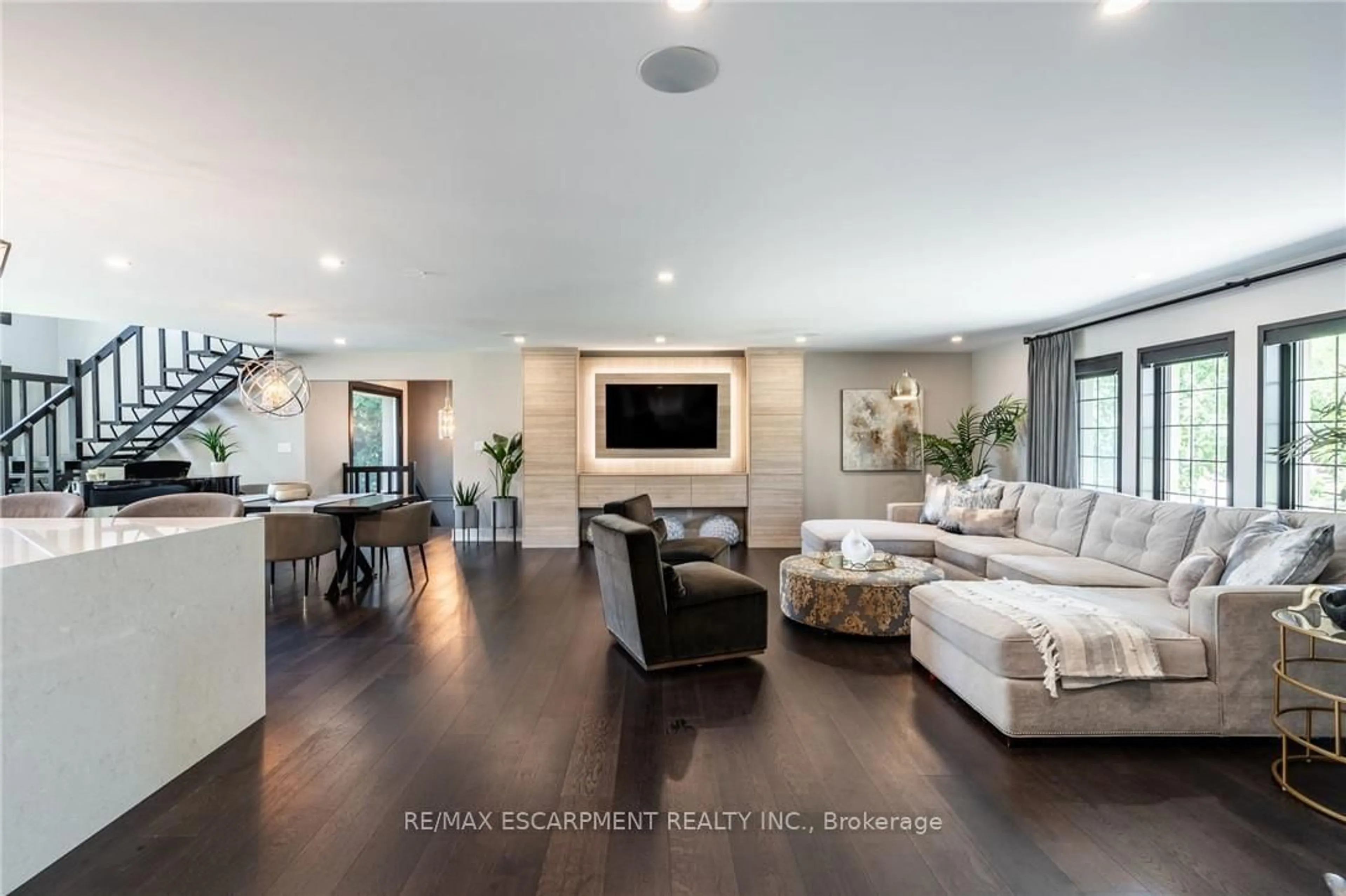 Living room with furniture, unknown for 822 Danforth Pl, Burlington Ontario L7T 1S2