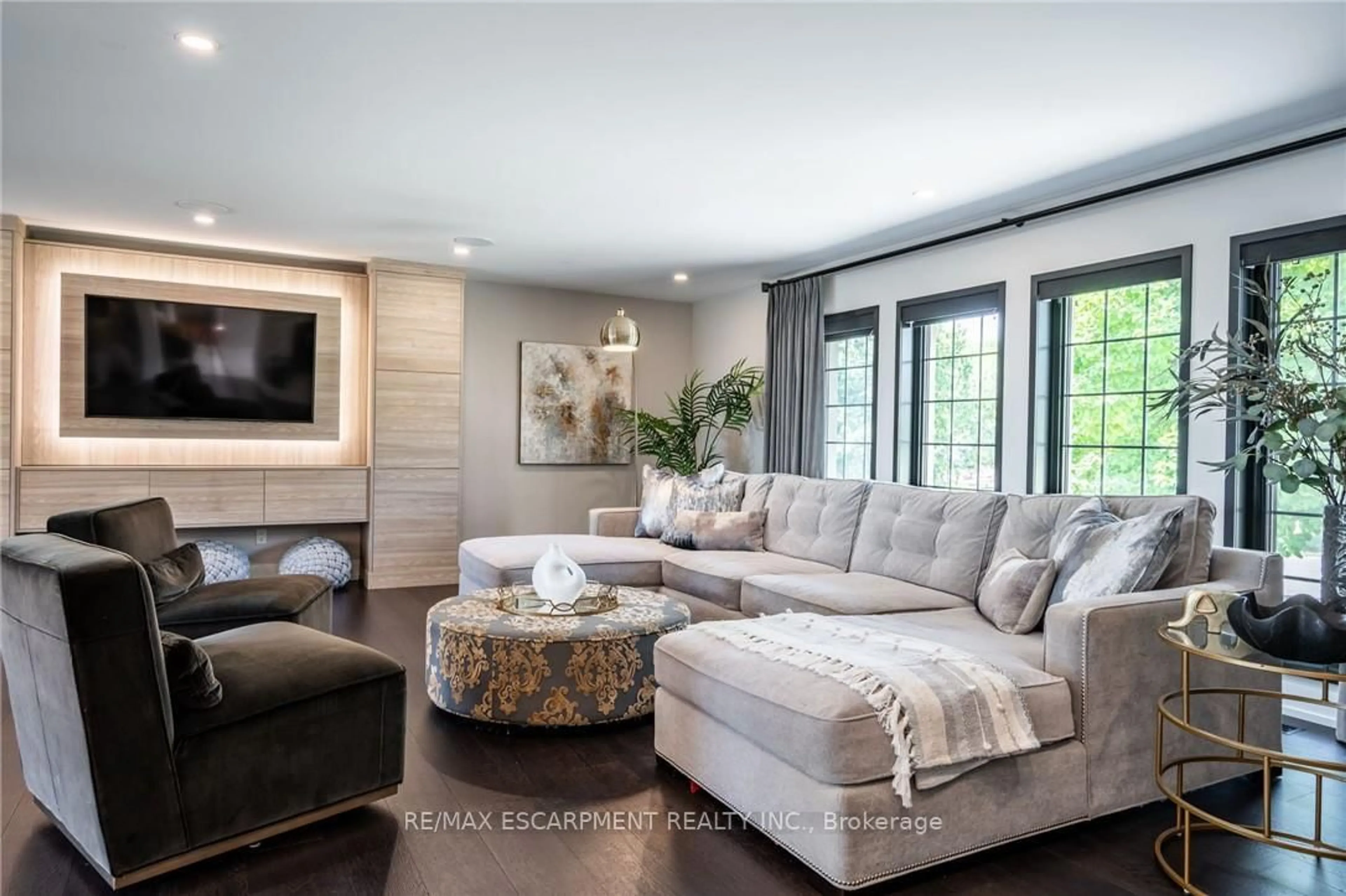 Living room with furniture, unknown for 822 Danforth Pl, Burlington Ontario L7T 1S2