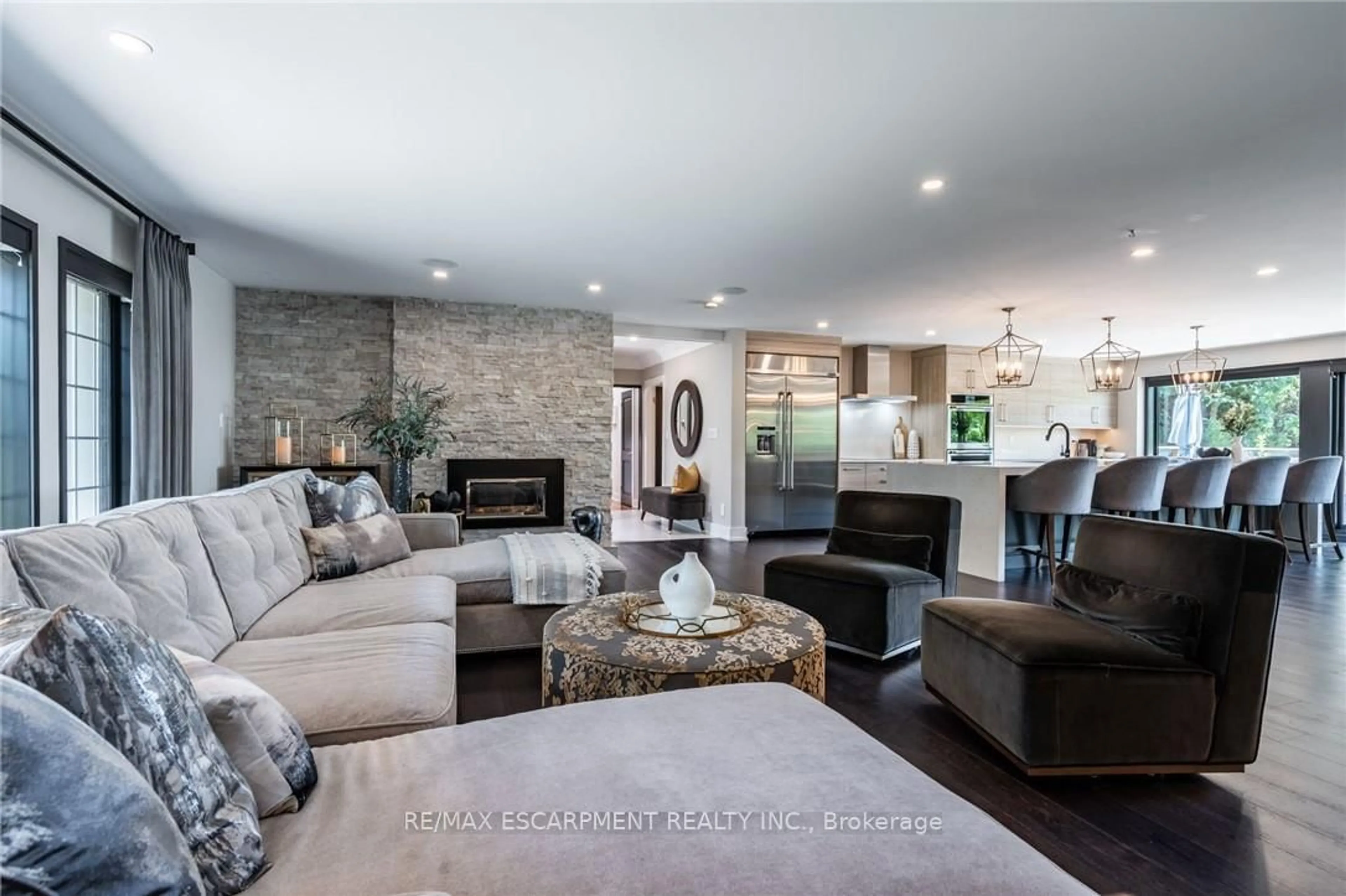 Living room with furniture, unknown for 822 Danforth Pl, Burlington Ontario L7T 1S2