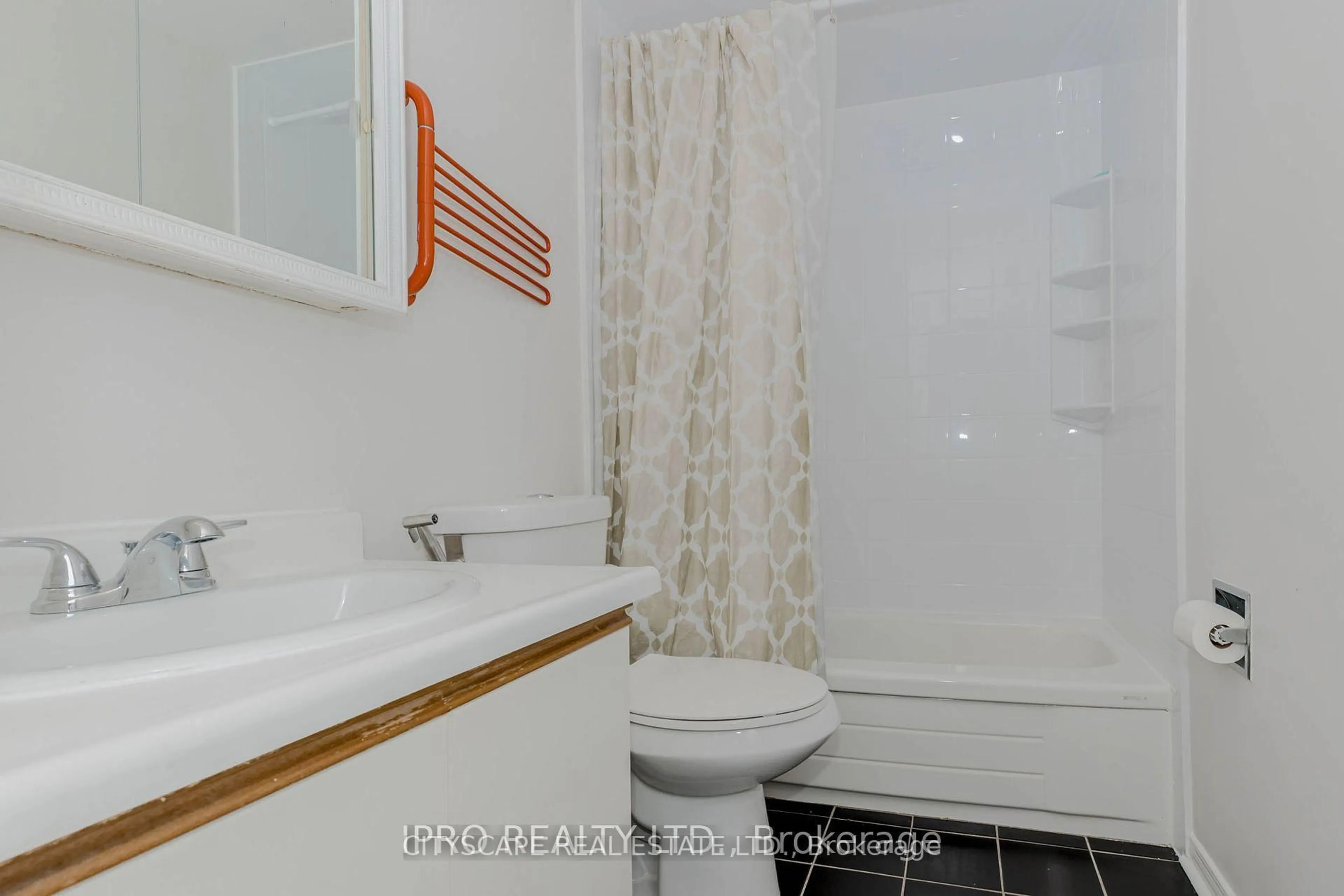 Standard bathroom, unknown for 6906 Hickling Cres, Mississauga Ontario L5N 5A8